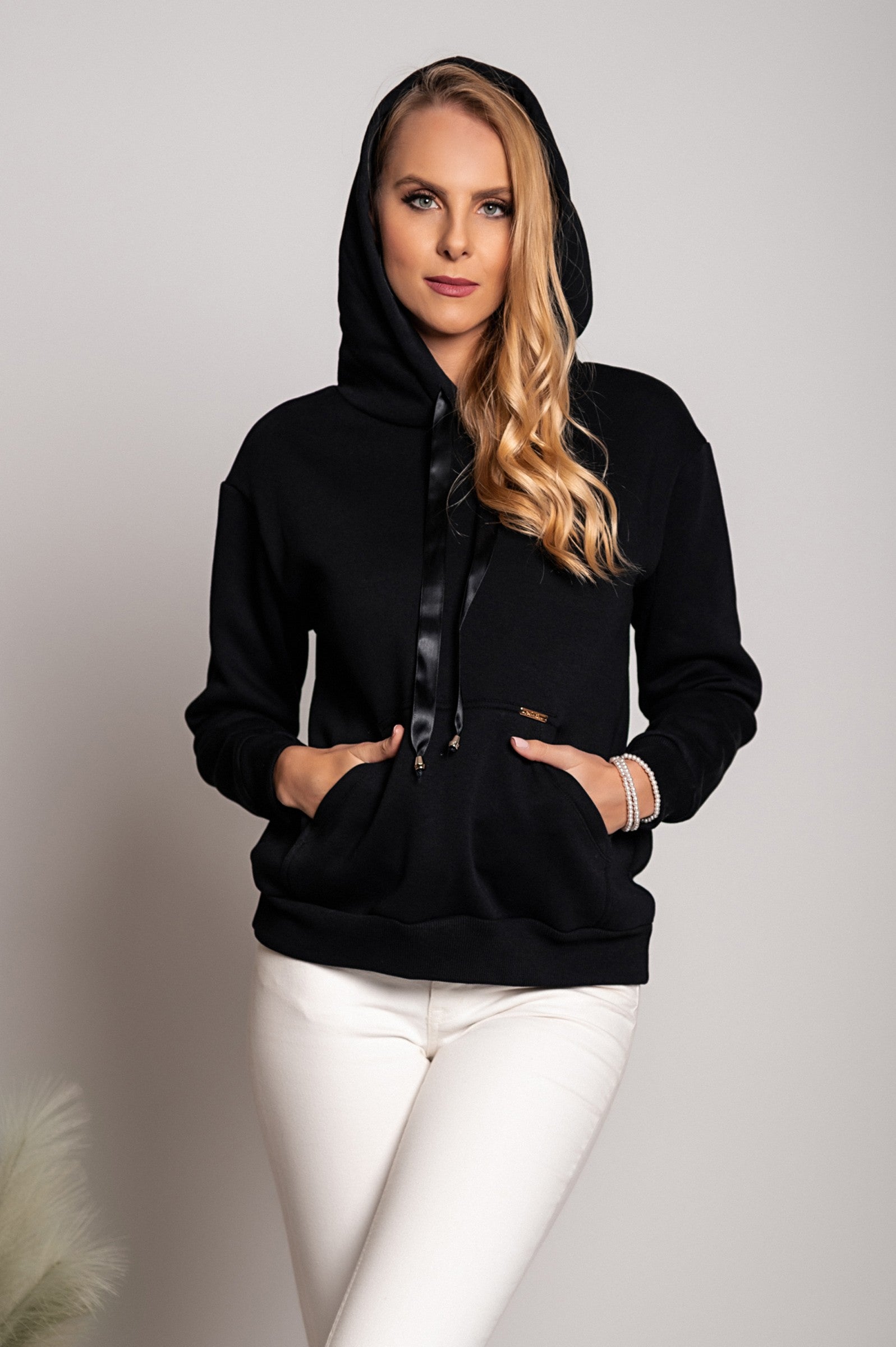 Long-sleeved hooded sport cotton T-shirt with wide straps in a stylish design, made from soft organic cotton, perfect for sports and leisure activities.