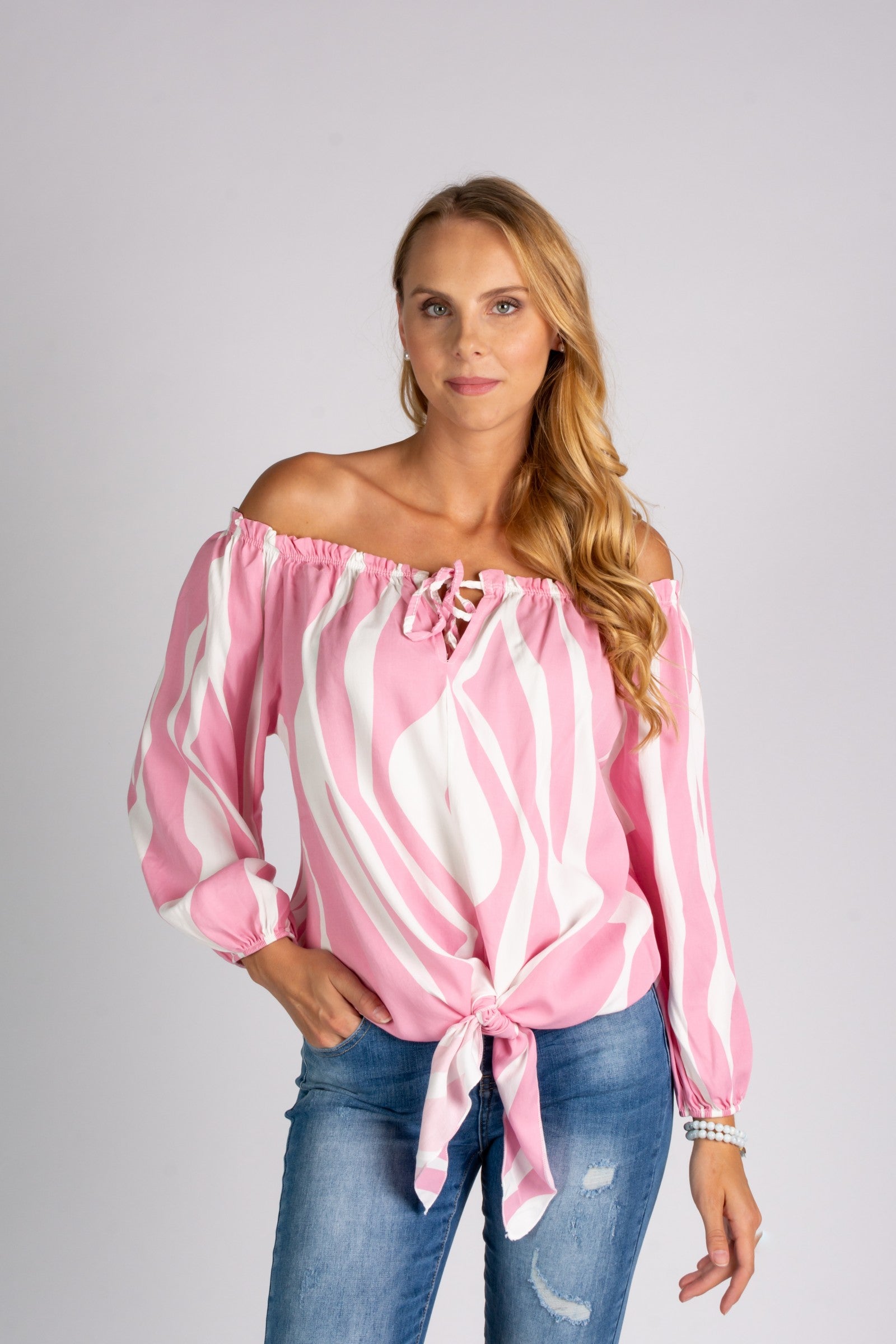 Loose blouse with open shoulders, featuring elastic sleeves and a drawstring tie at the bottom, made of high-quality viscose.