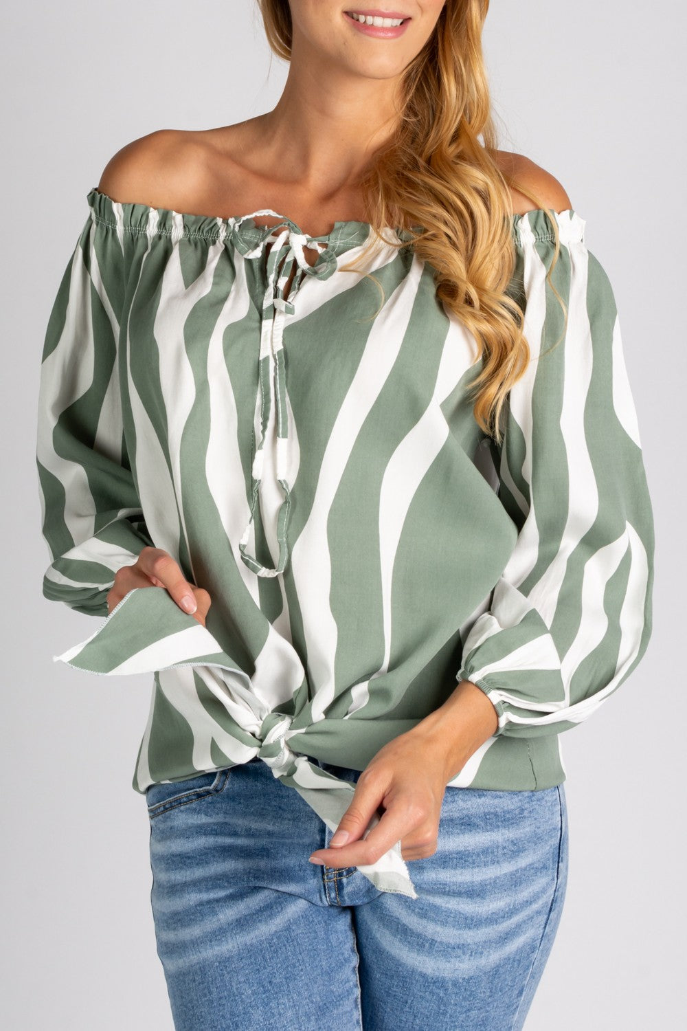 Loose blouse with open shoulders and drawstring, featuring 3/4 sleeves and made of high-quality viscose fabric.