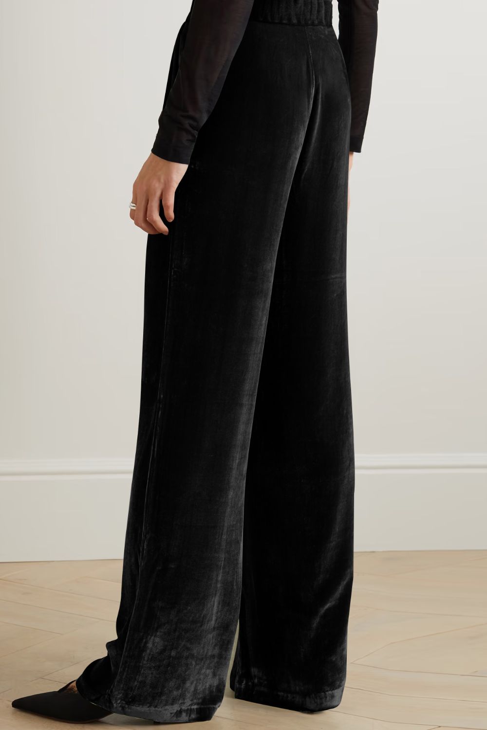 Loose fit high waist long pants in solid color with pockets, showcasing a chic and comfortable design.