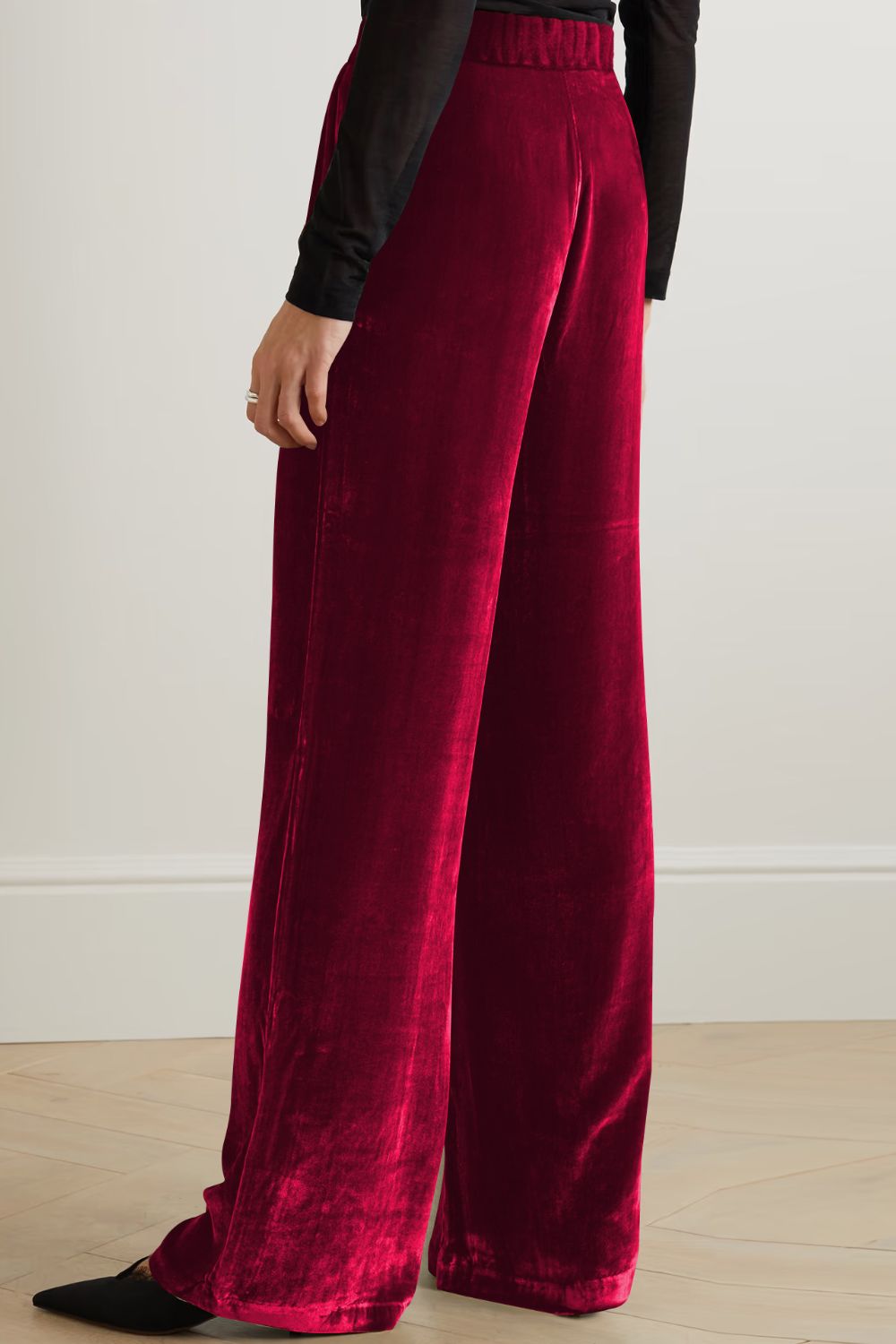 Loose fit high waist long pants in solid color with pockets, showcasing a chic and comfortable design.