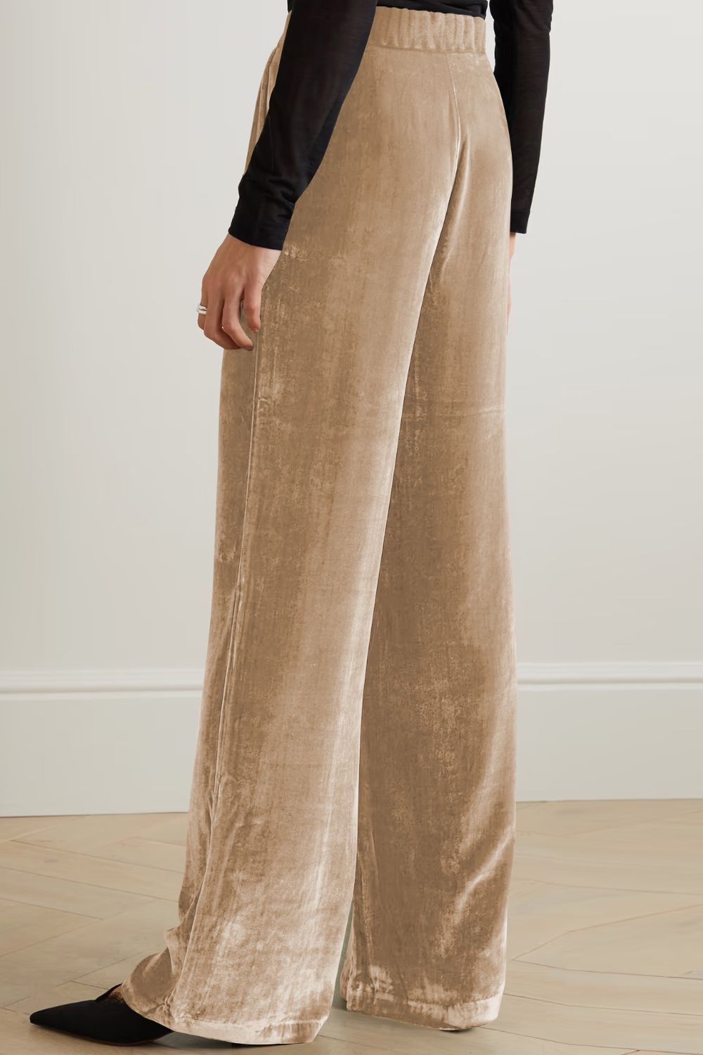 Loose fit high waist long pants in solid color with pockets, showcasing a chic and comfortable design.