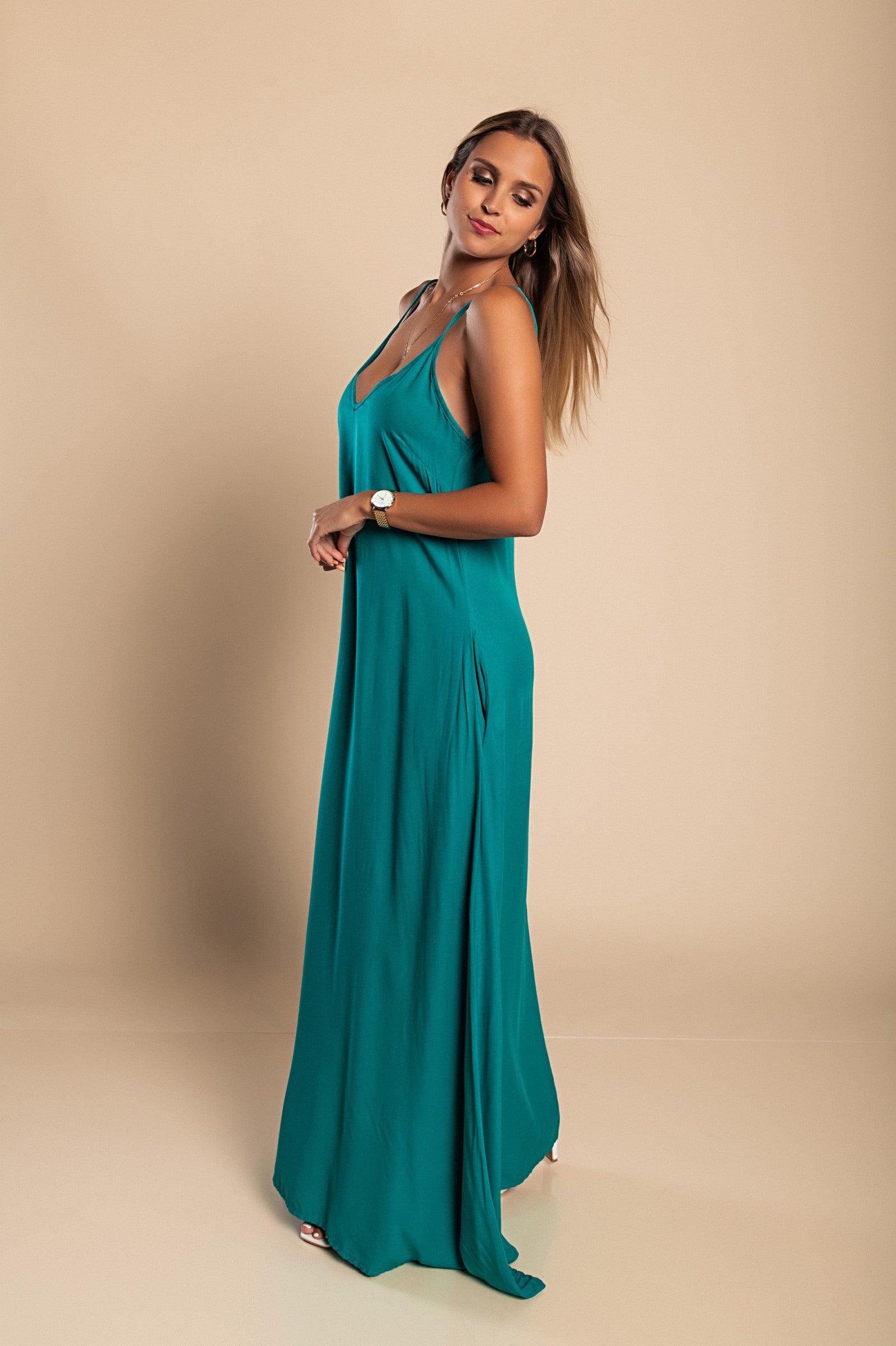 Maxi summer dress Yasmine in mint color, featuring a deep V-neckline and side pockets, made from high-quality viscose.