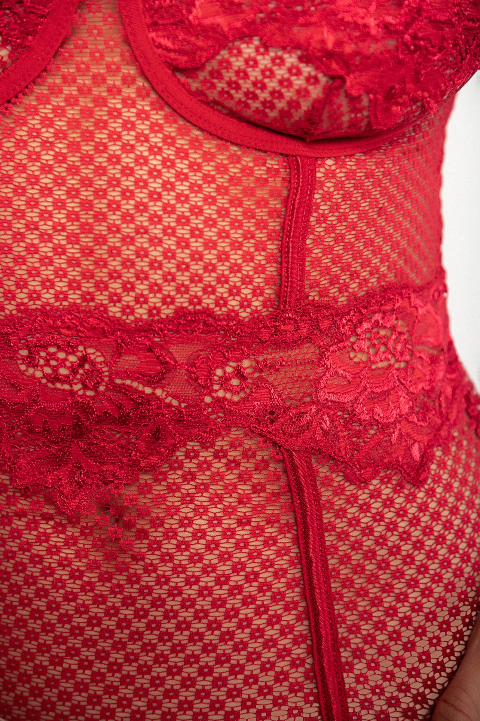 Red one-piece underwear featuring Saboga lace details and adjustable straps, made from soft mesh fabric.