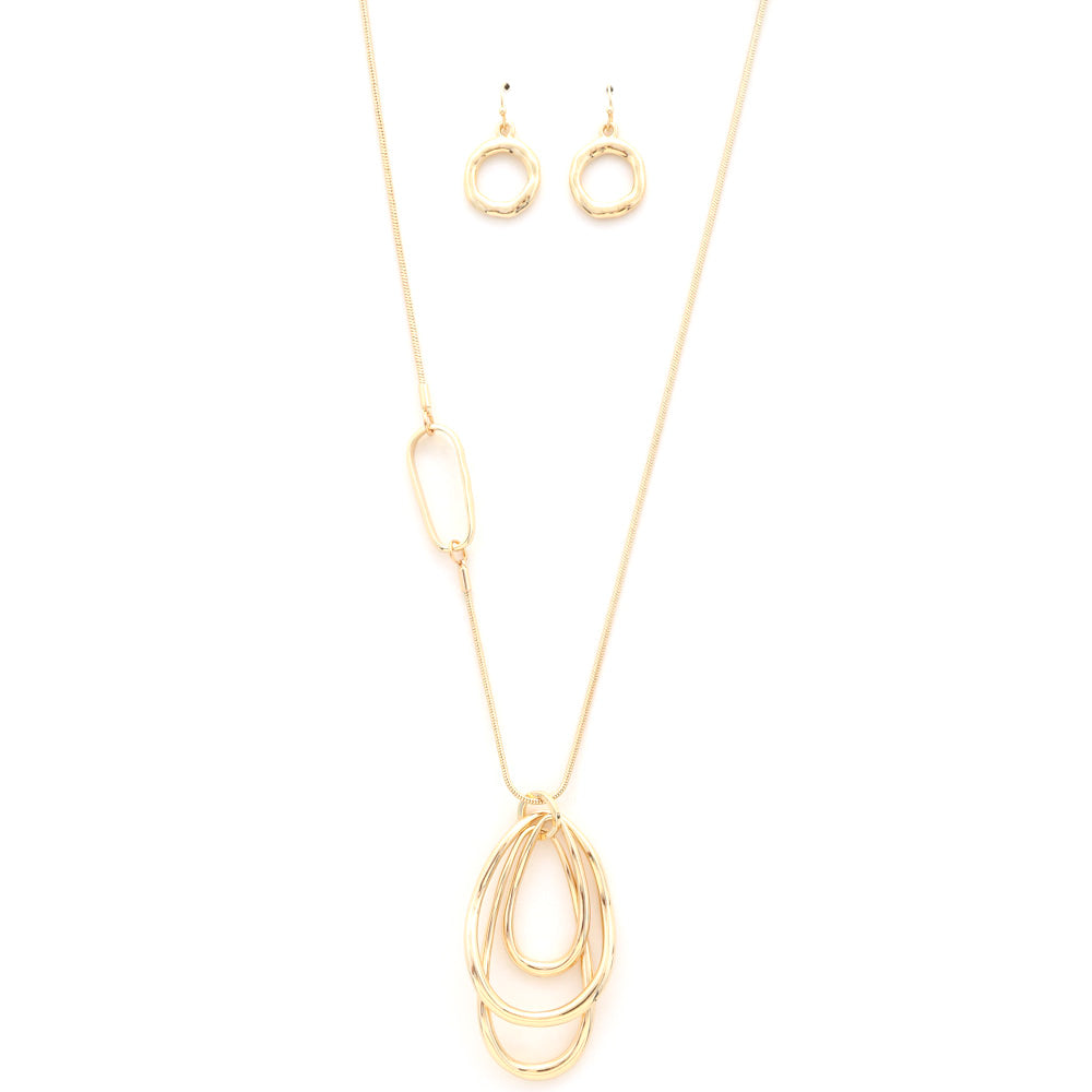 Elegant Oval Pendant Metal Necklace in luxurious Gold finish, showcasing its chic design and adjustable chain.