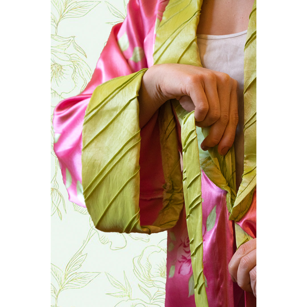 Elegant PAEONIA kimono featuring a floral print with taffeta collar and details, symbolizing wealth and romance.