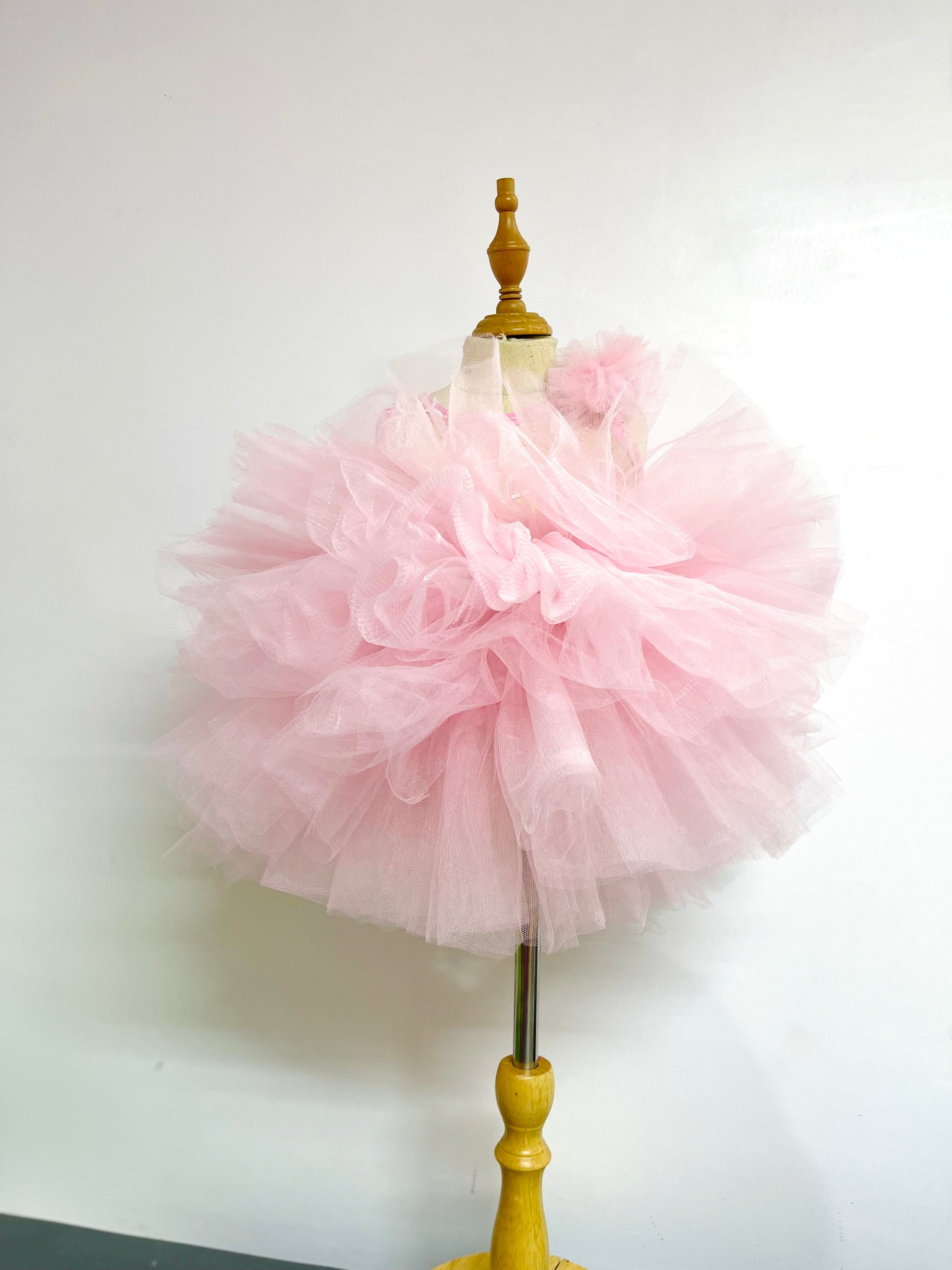 Adorable pink dress for baby girls featuring a cupcake design, perfect for first birthday celebrations.