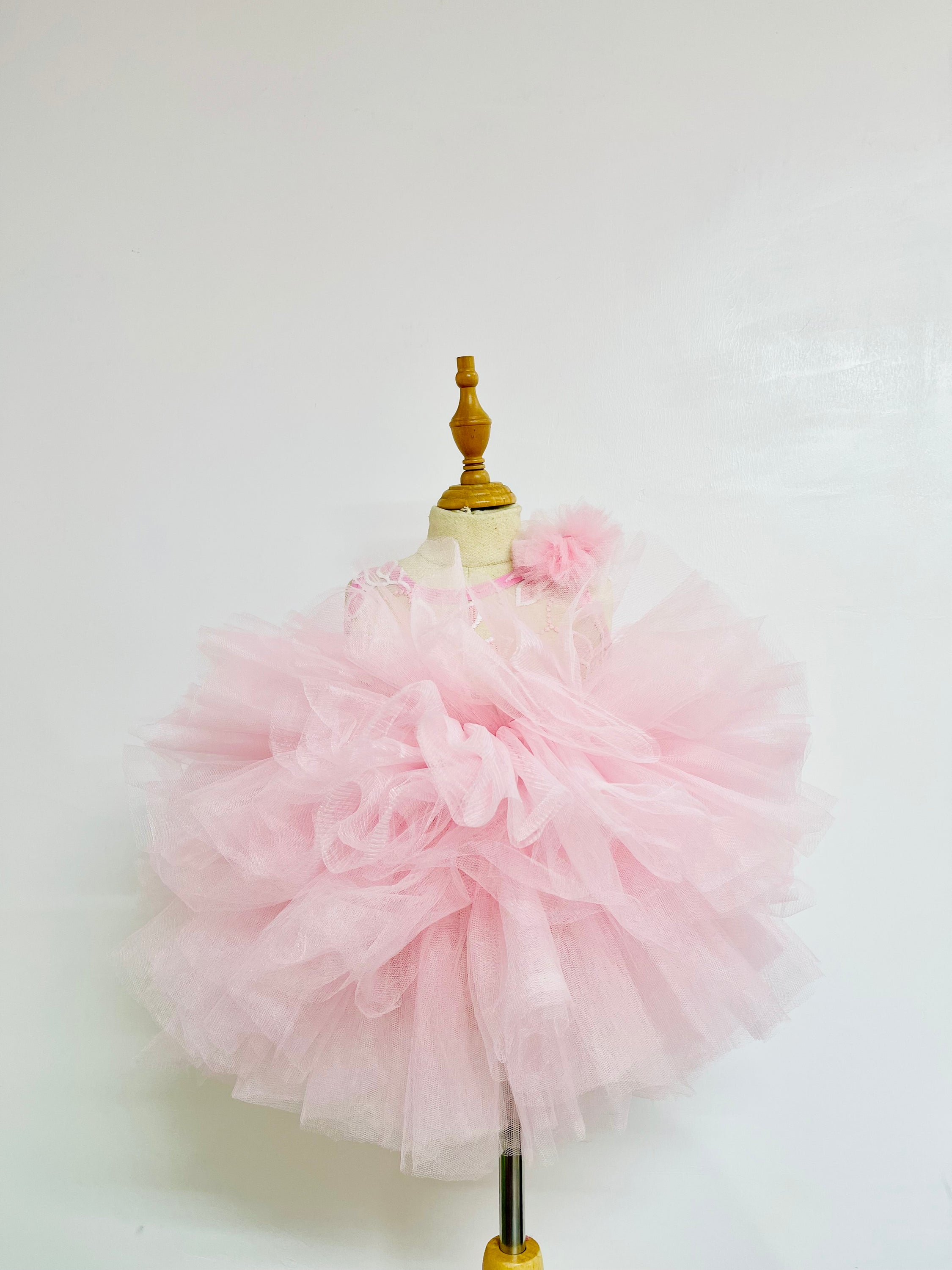 Adorable pink dress for baby girls featuring a cupcake design, perfect for first birthday celebrations.