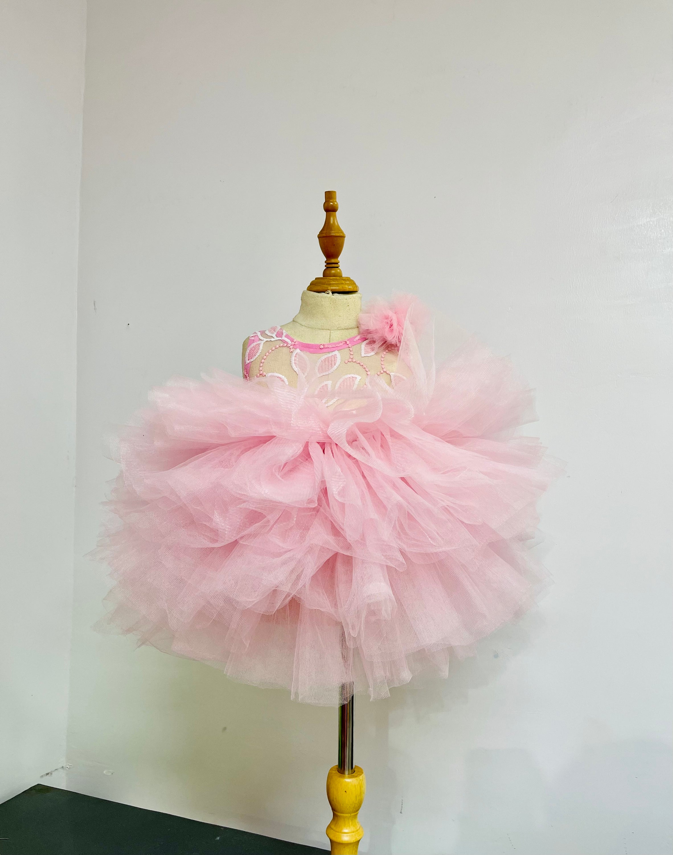 Adorable pink dress for baby girls featuring a cupcake design, perfect for first birthday celebrations.