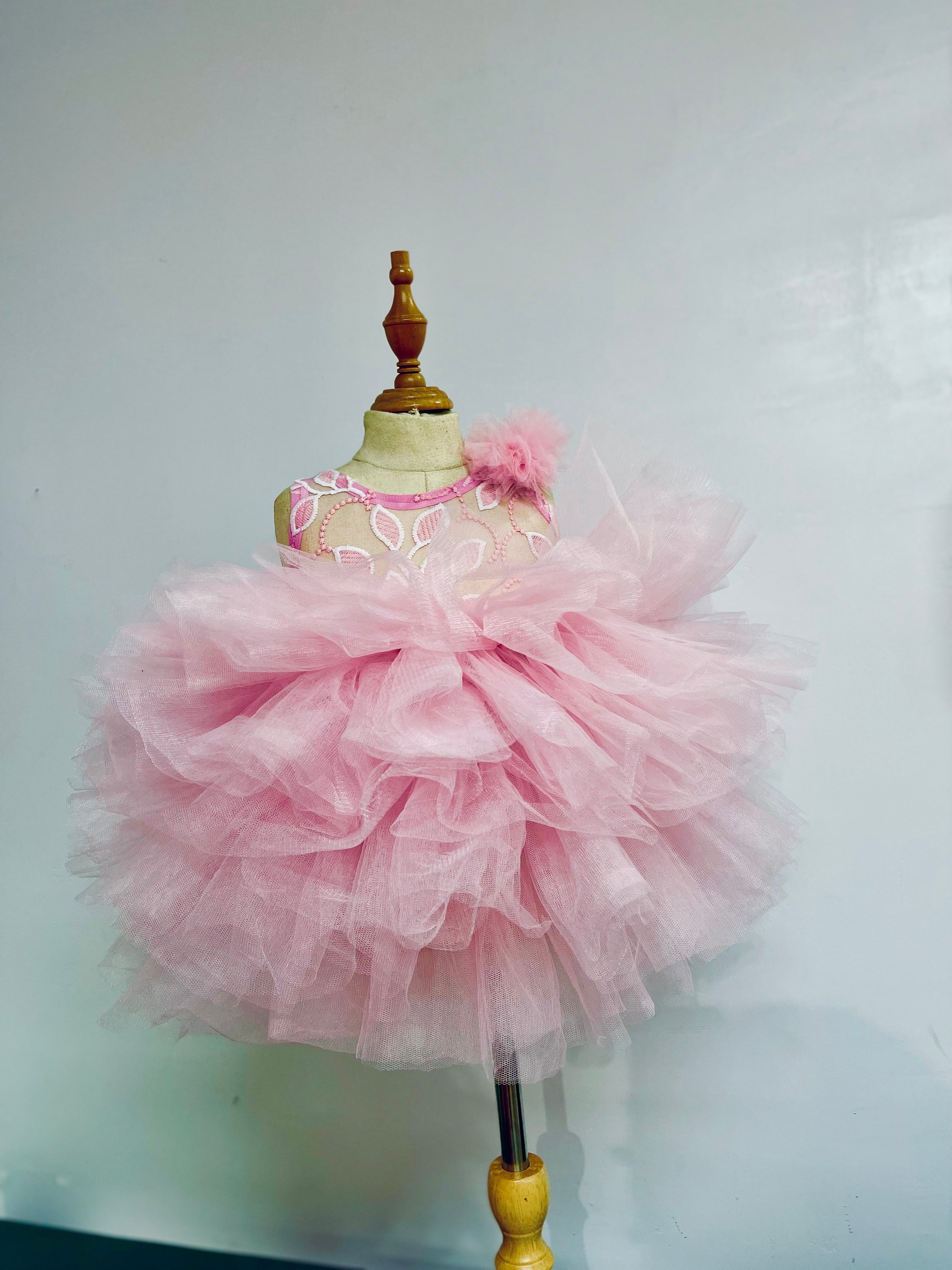 Adorable pink dress for baby girls featuring a cupcake design, perfect for first birthday celebrations.