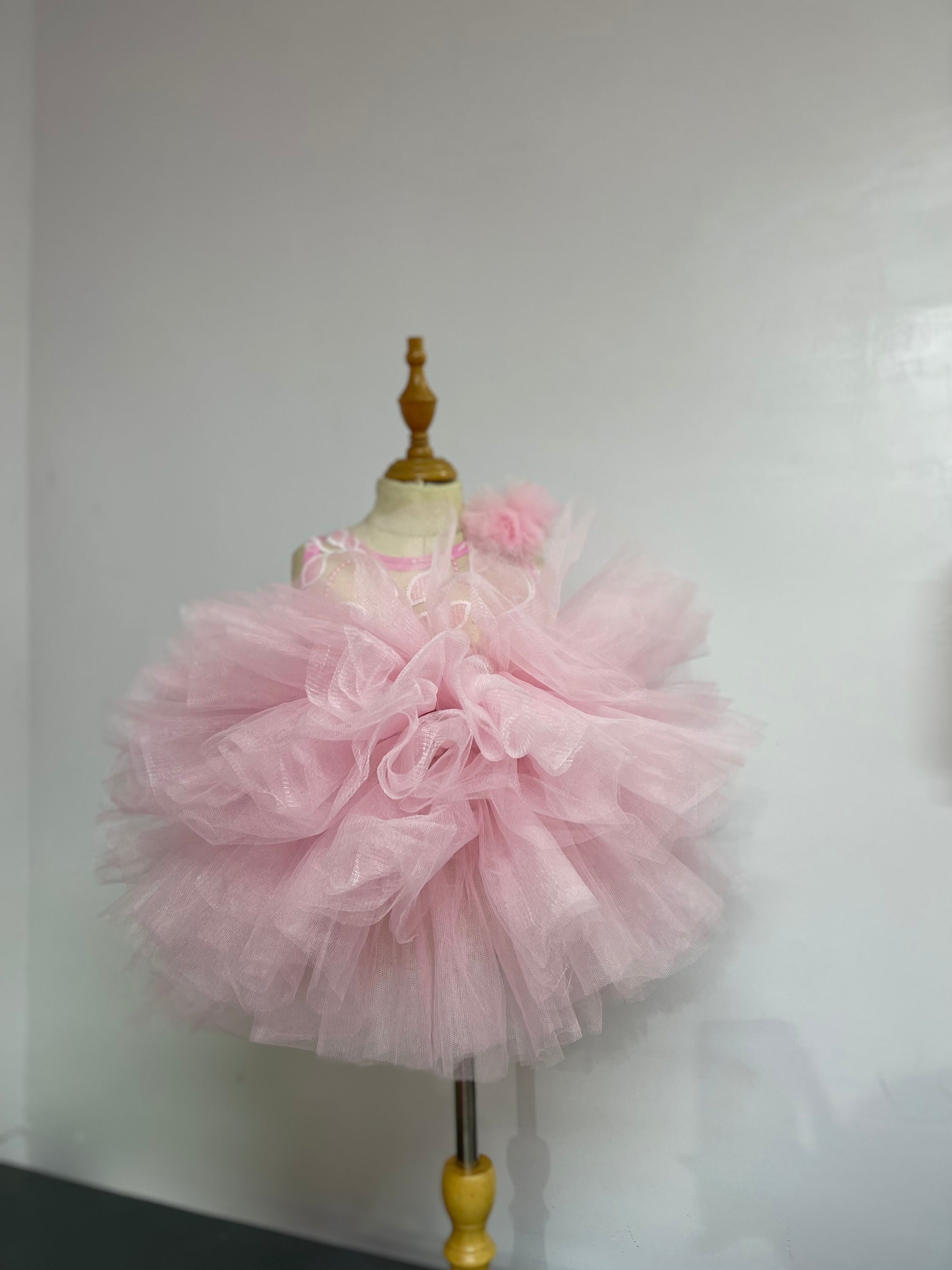 Adorable pink dress for baby girls featuring a cupcake design, perfect for first birthday celebrations.