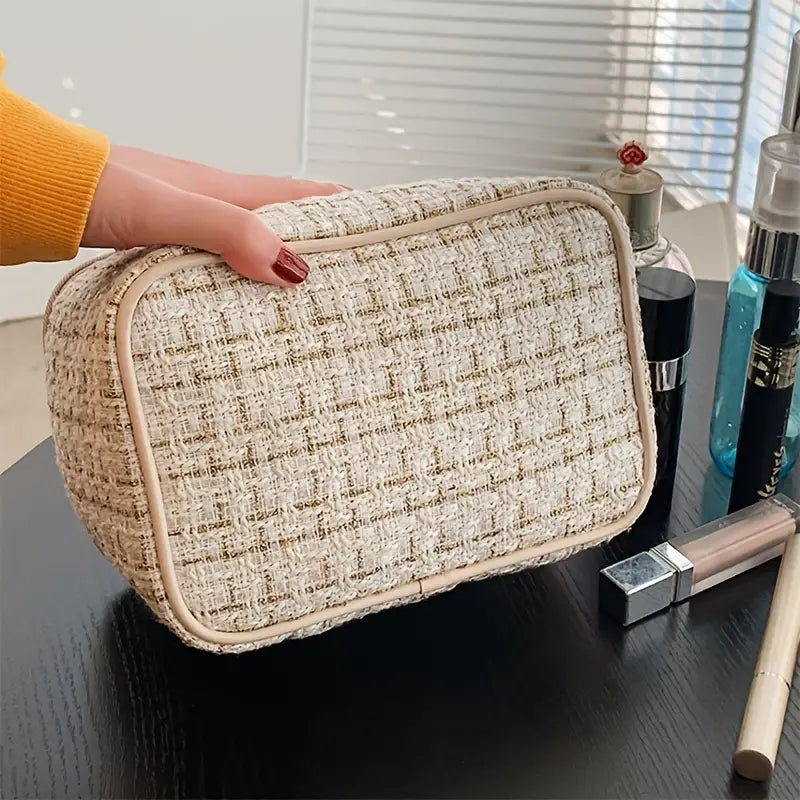 Stylish plaid makeup bag with secure zipper closure, perfect for organizing cosmetics and toiletries.