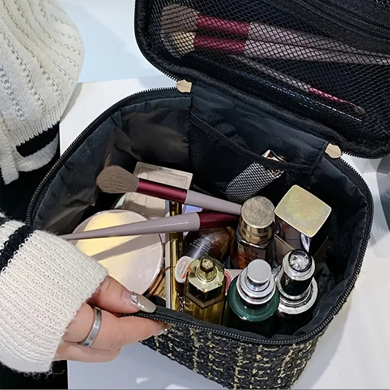 Stylish plaid makeup bag with secure zipper closure, perfect for organizing cosmetics and toiletries.