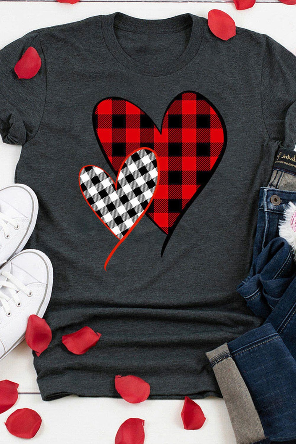 A stylish plaid splicing heart tee featuring a chic design, lightweight fabric, and a comfortable fit, perfect for casual outings.