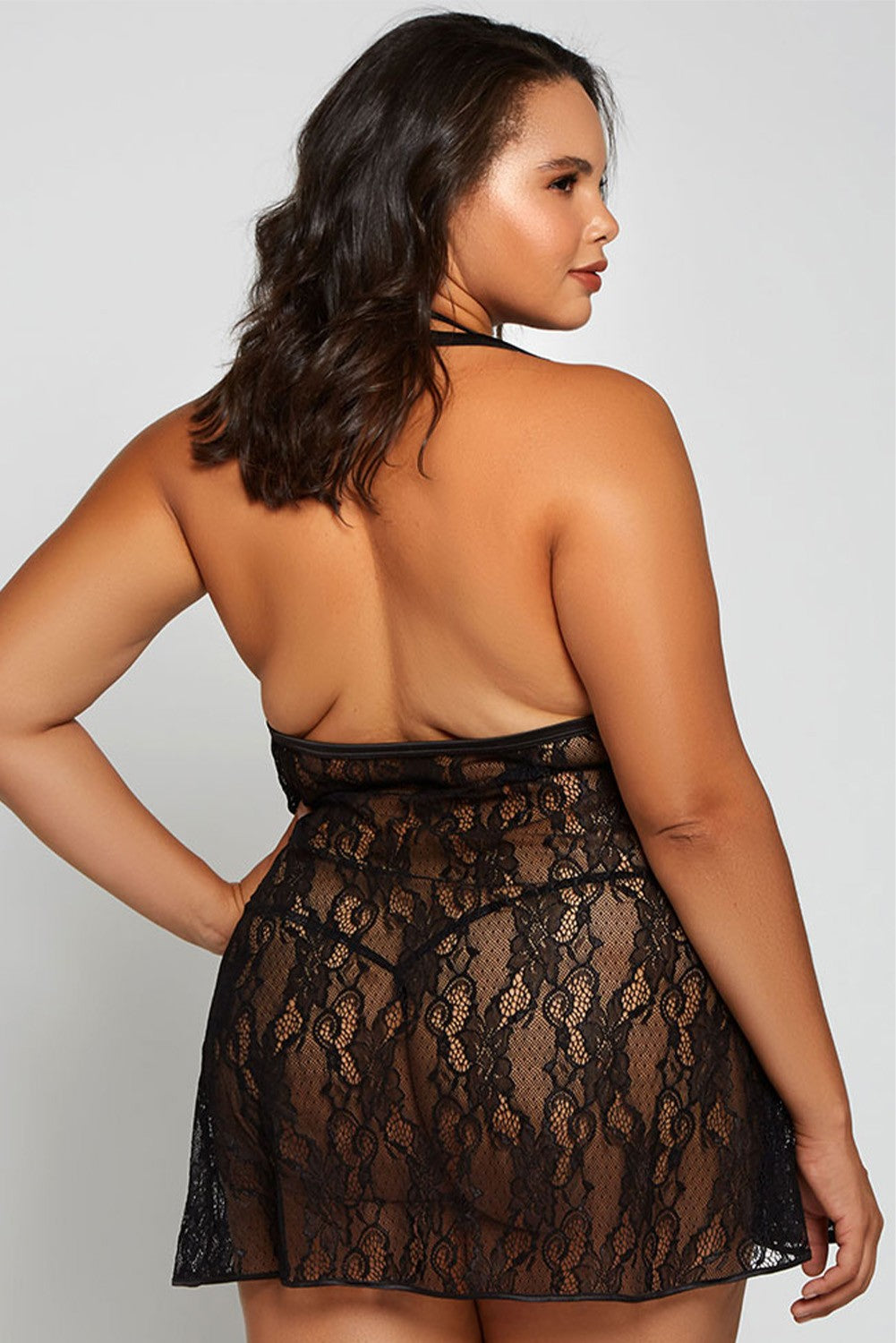 Elegant Plus Size Babydoll Komplet Schia in black, featuring soft lace, deep V neckline, and adjustable straps.