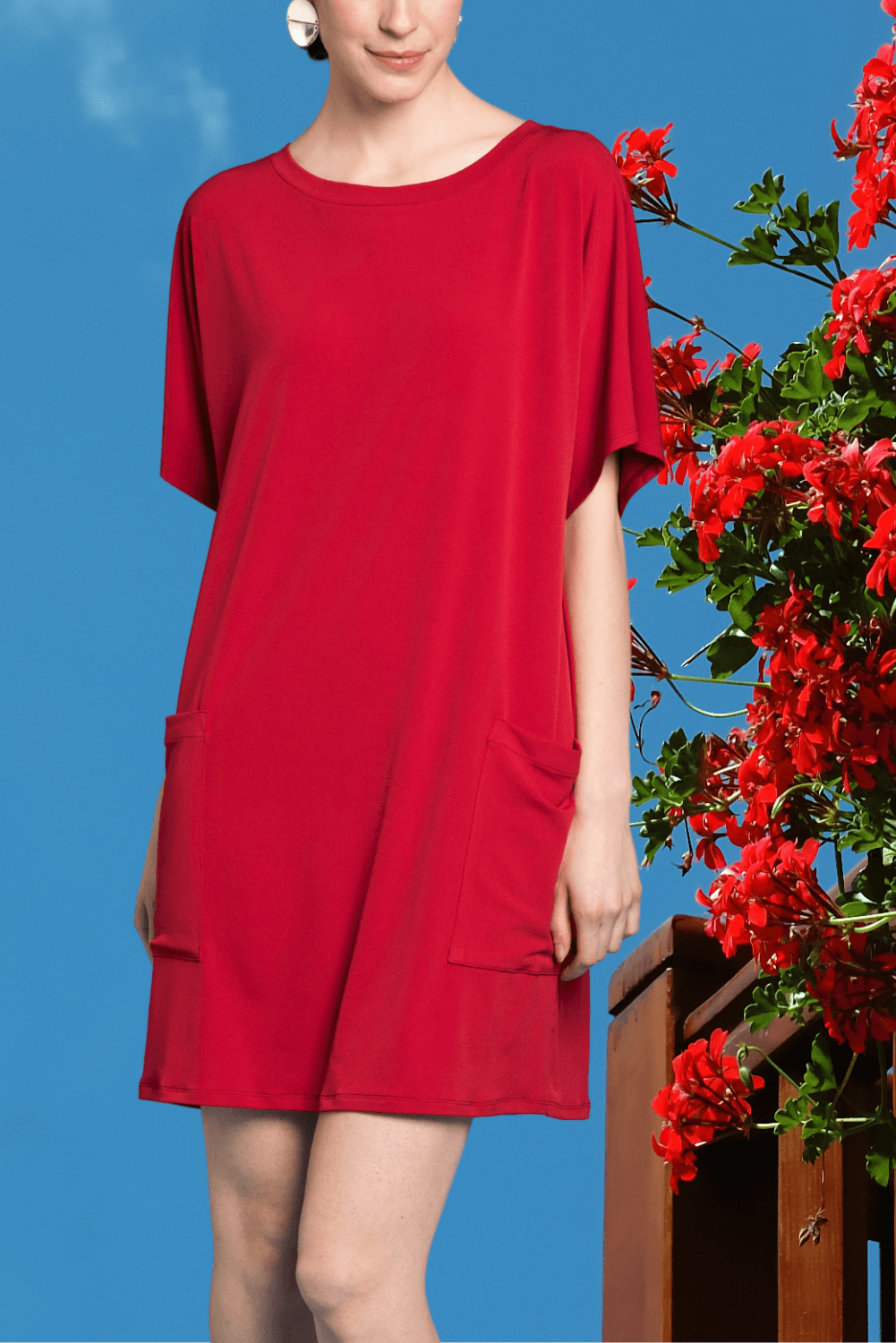 A stylish Pocket Shift Dress featuring a relaxed fit, front pockets, and a scoop neck, perfect for casual wear.