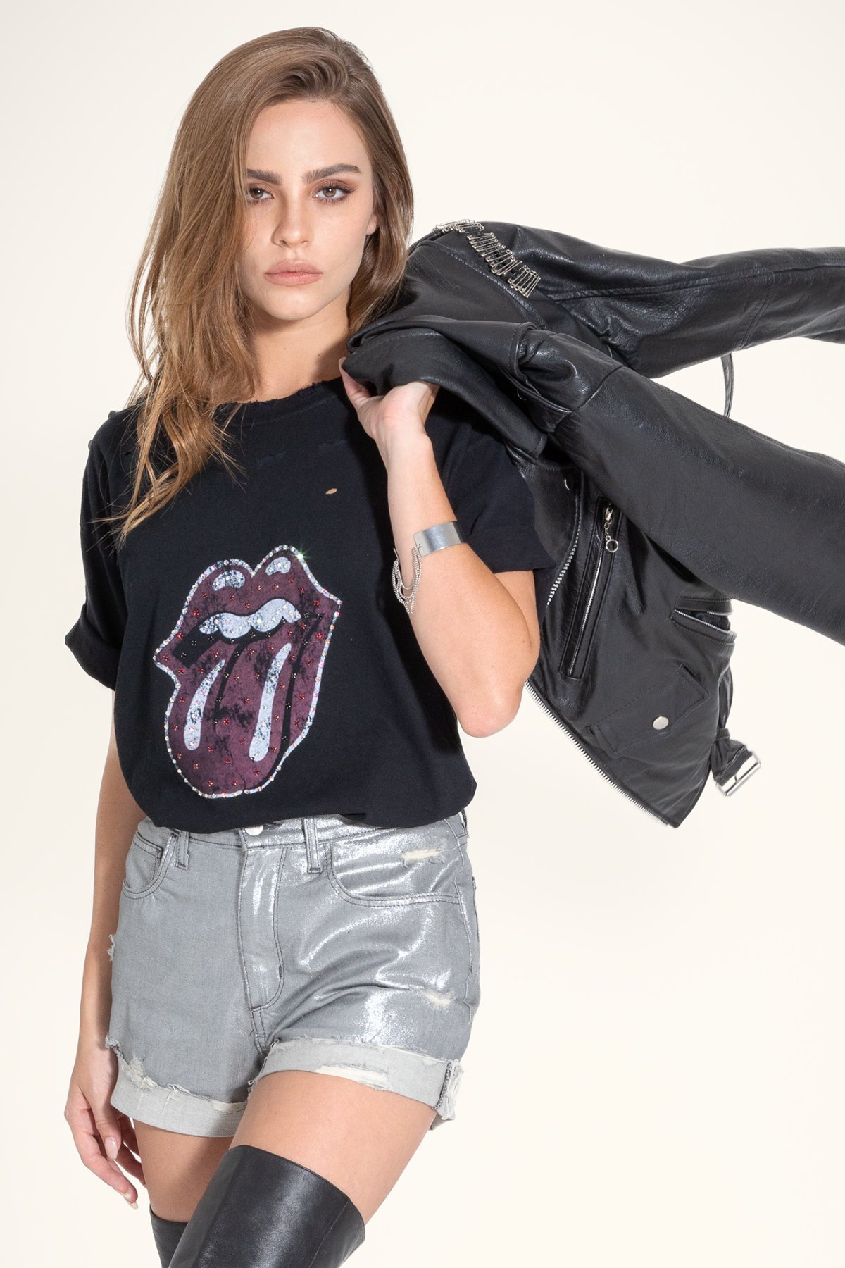 Quinn oversized tee in Out Of Tears, featuring roll-up sleeves and made from 100% cotton, displayed on a mannequin.