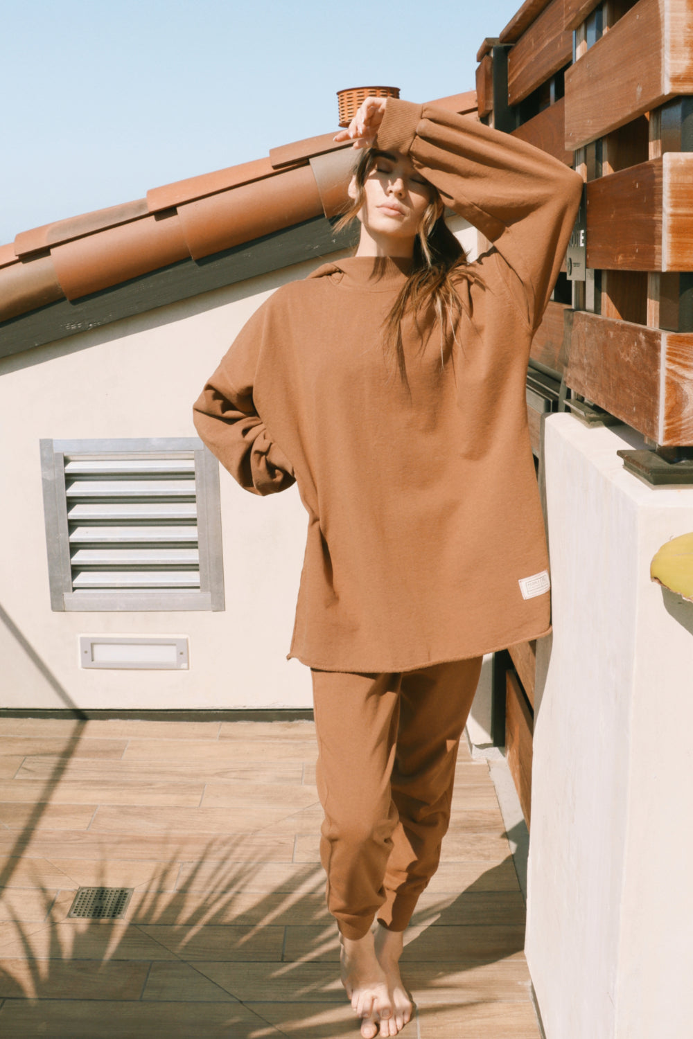 A cozy oversized bell-shaped hoodie in saddle color, made from 100% cotton, perfect for casual wear.