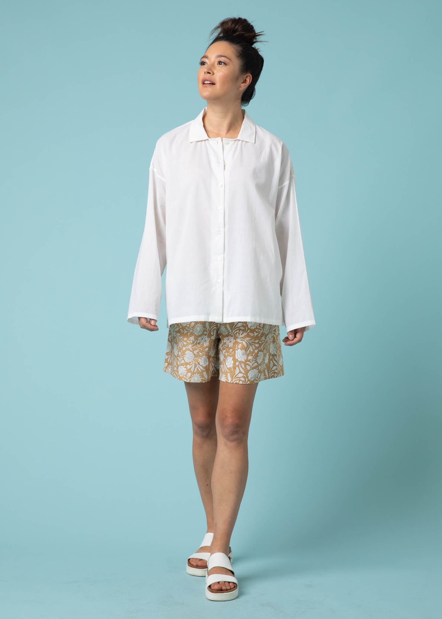 A relaxed boyfriend shirt in white, featuring a slightly oversized fit, straight sleeves, and made from organic cotton, perfect for casual wear.