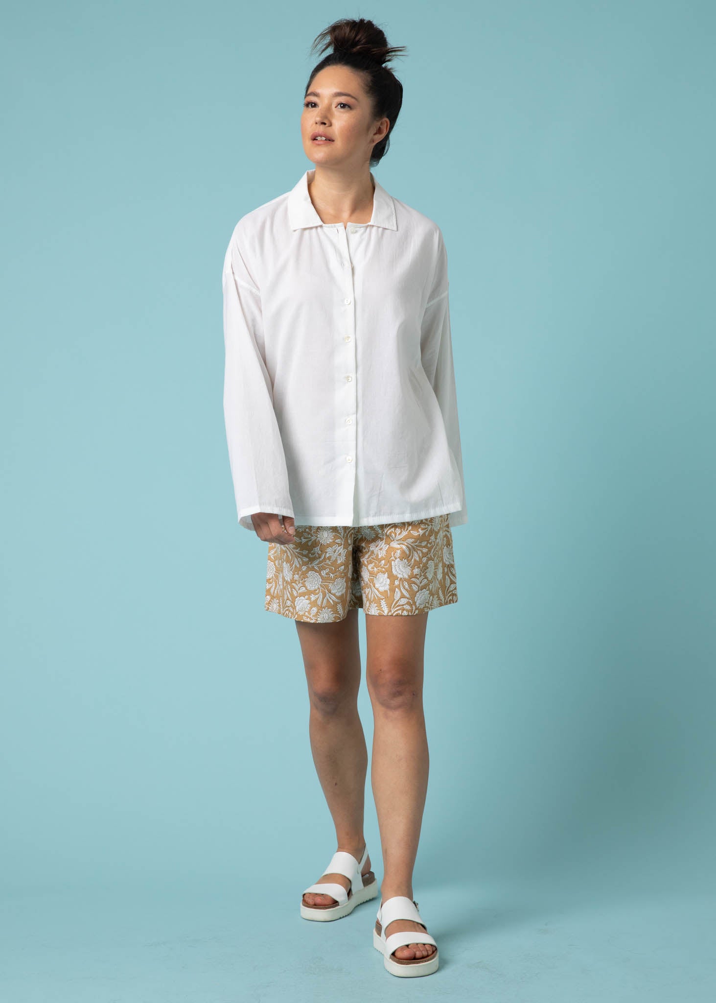 A relaxed boyfriend shirt in white, featuring a slightly oversized fit, straight sleeves, and made from organic cotton, perfect for casual wear.