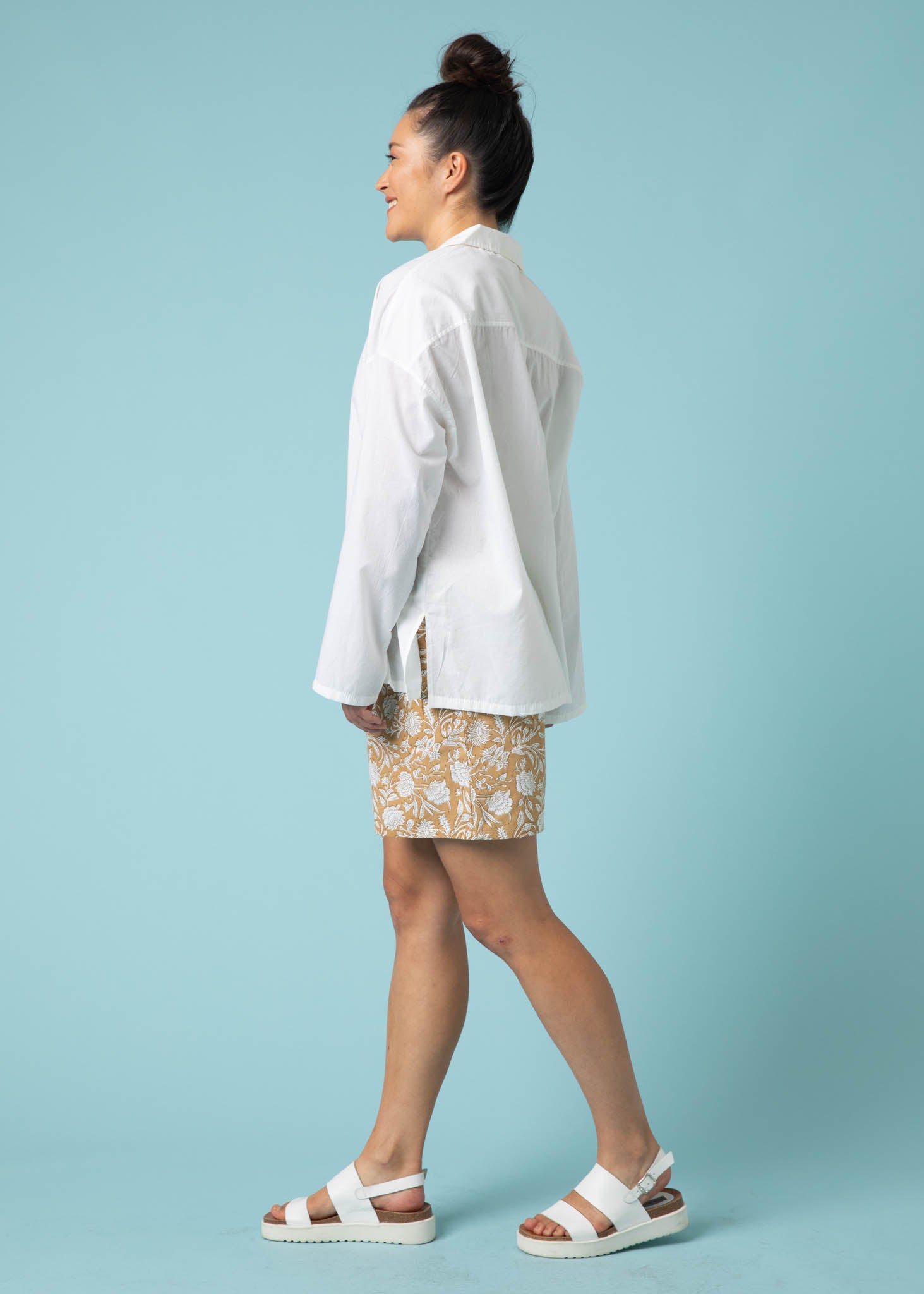 A relaxed boyfriend shirt in white, featuring a slightly oversized fit, straight sleeves, and made from organic cotton, perfect for casual wear.