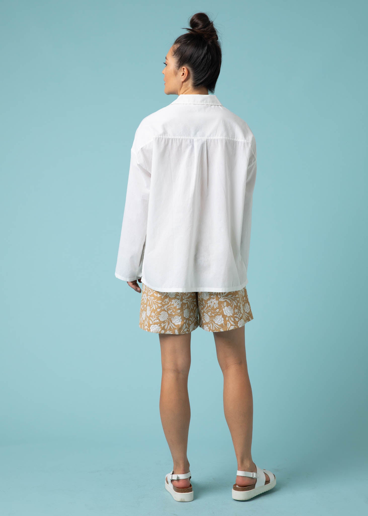 A relaxed boyfriend shirt in white, featuring a slightly oversized fit, straight sleeves, and made from organic cotton, perfect for casual wear.