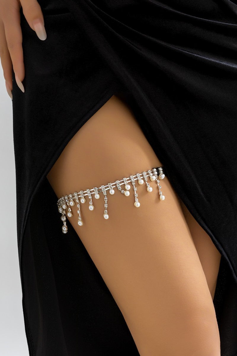 A stylish silver rhinestone thigh chain with an elastic band, perfect for enhancing any outfit.