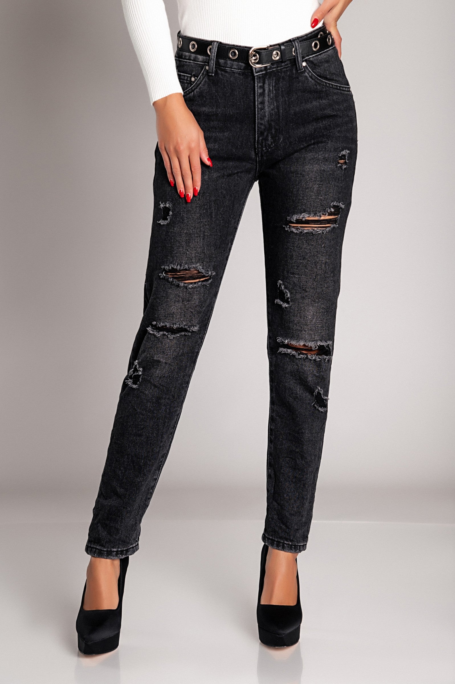 Ripped Mom Jeans Marsura in black featuring stylish rips, straight legs, and pockets, with a decorative belt included.