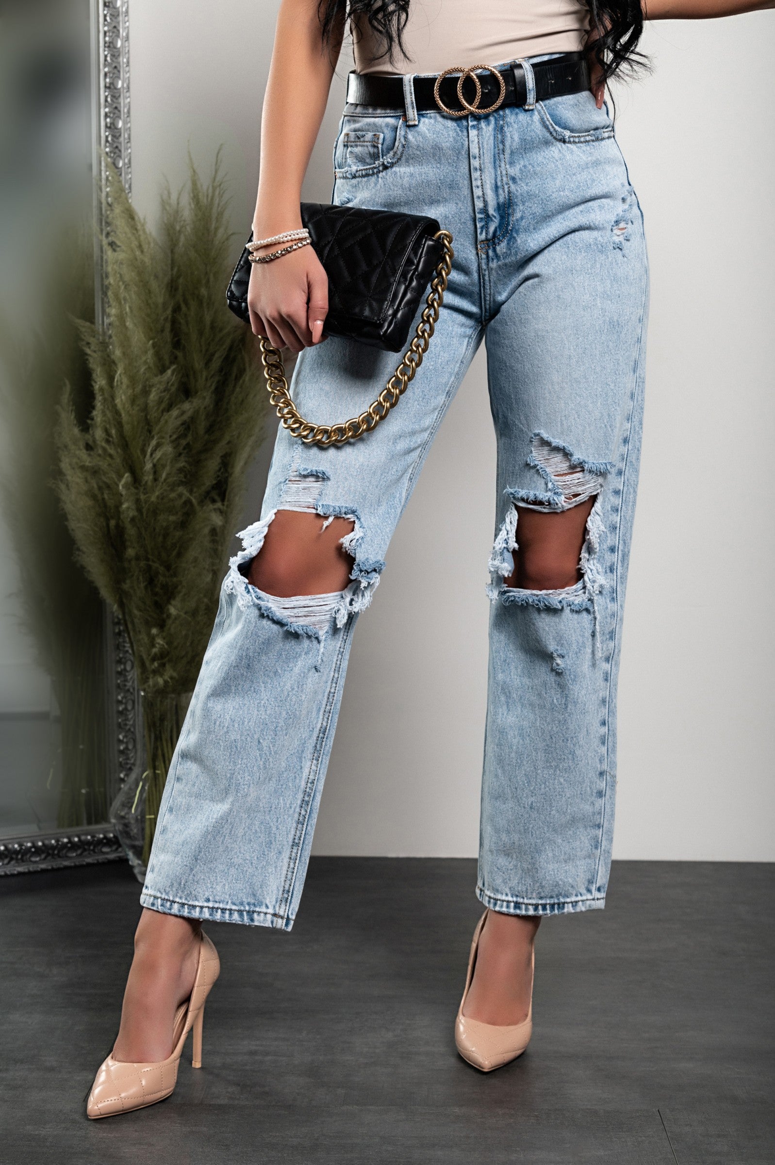 Ripped Straight Jeans Lumina in Light Blue, featuring cut-outs, high waist, and straight legs, made from 100% cotton.