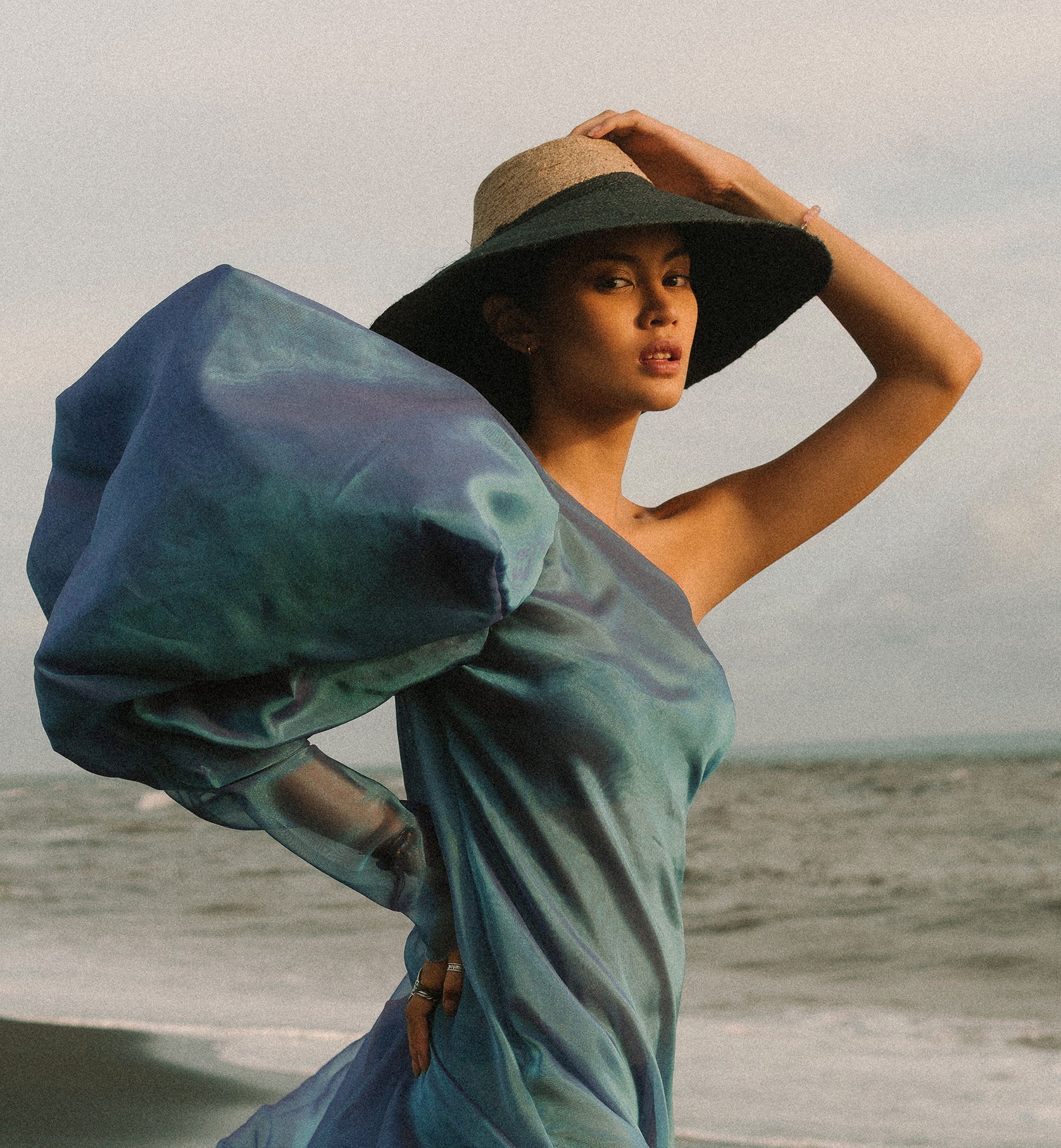 RIRI Duo Jute Handwoven Straw Hat featuring a sculpted crown and wide brim in natural and black jute colors, perfect for sun protection.