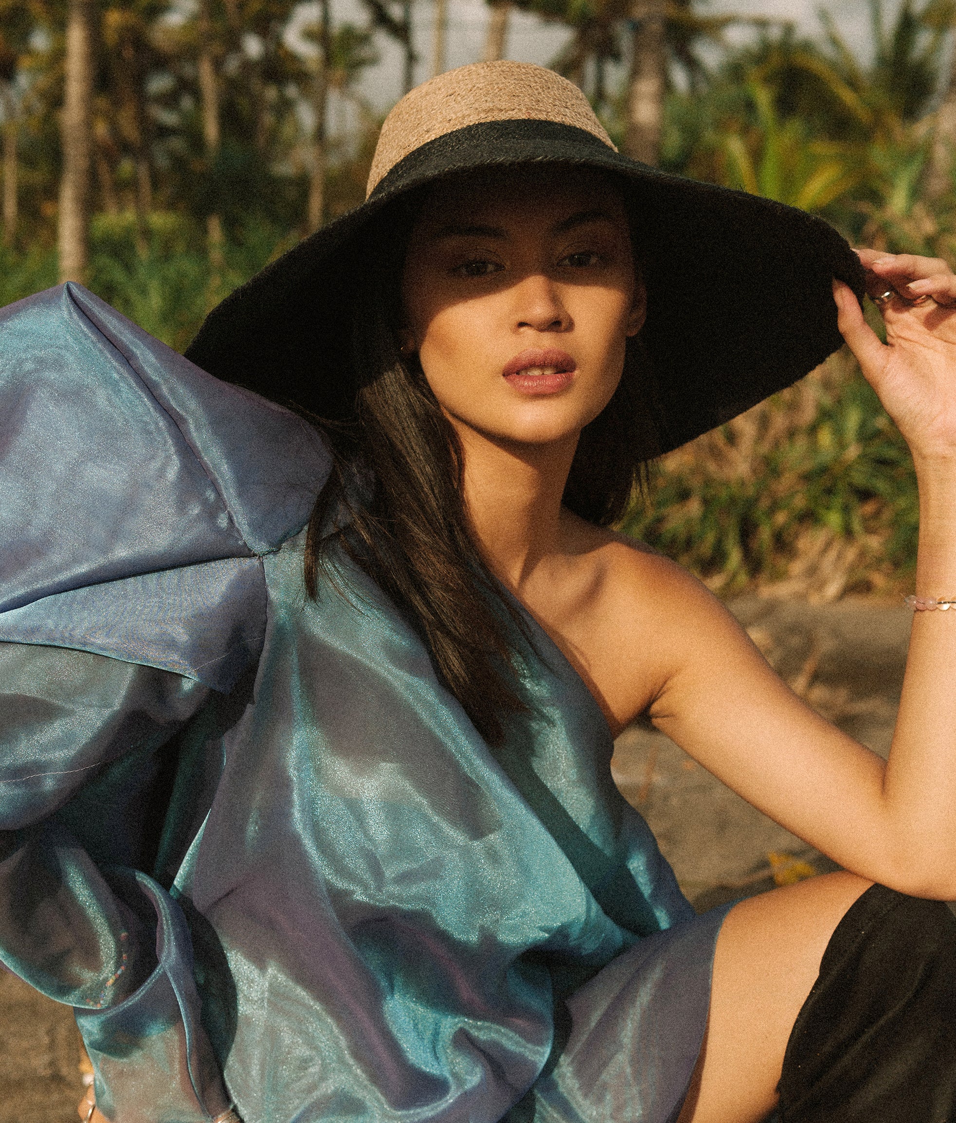 RIRI Duo Jute Handwoven Straw Hat featuring a sculpted crown and wide brim in natural and black jute colors, perfect for sun protection.