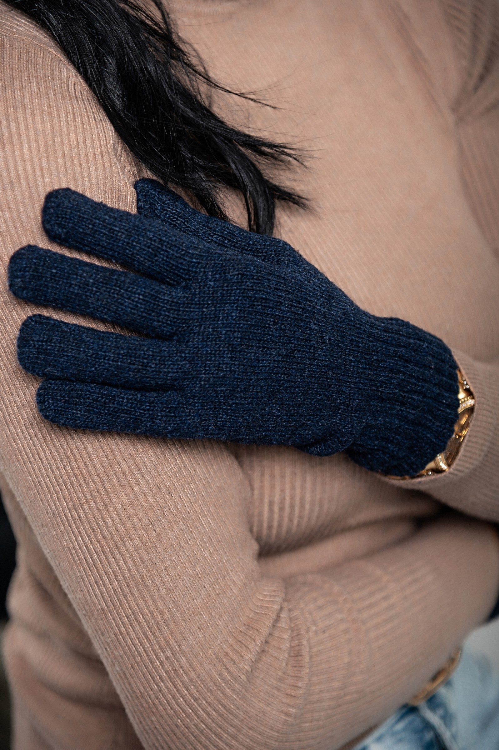 ROKAVICE KENTON gloves in dark blue, showcasing their soft texture and cuffed wrist design.