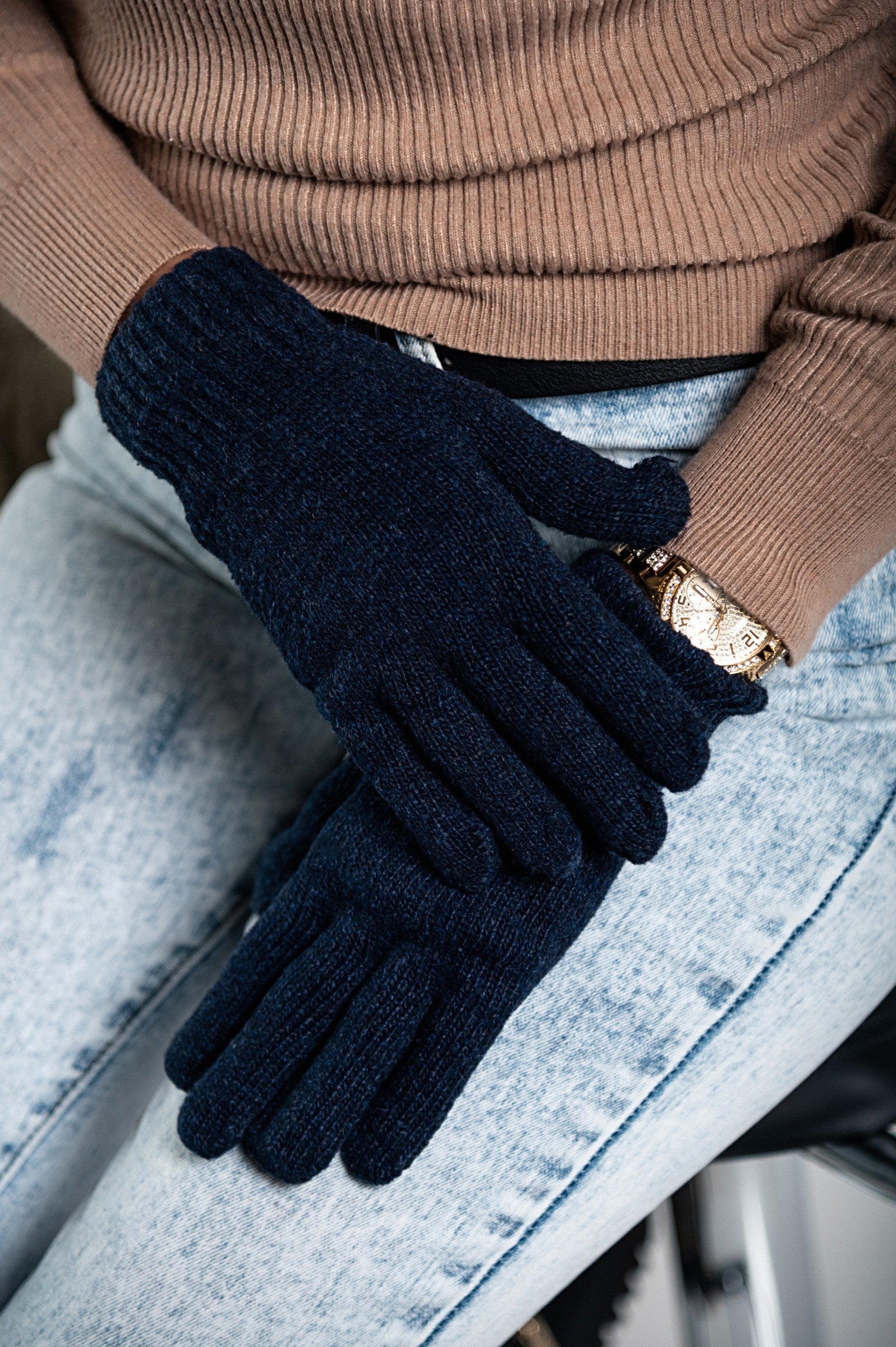 ROKAVICE KENTON gloves in dark blue, showcasing their soft texture and cuffed wrist design.