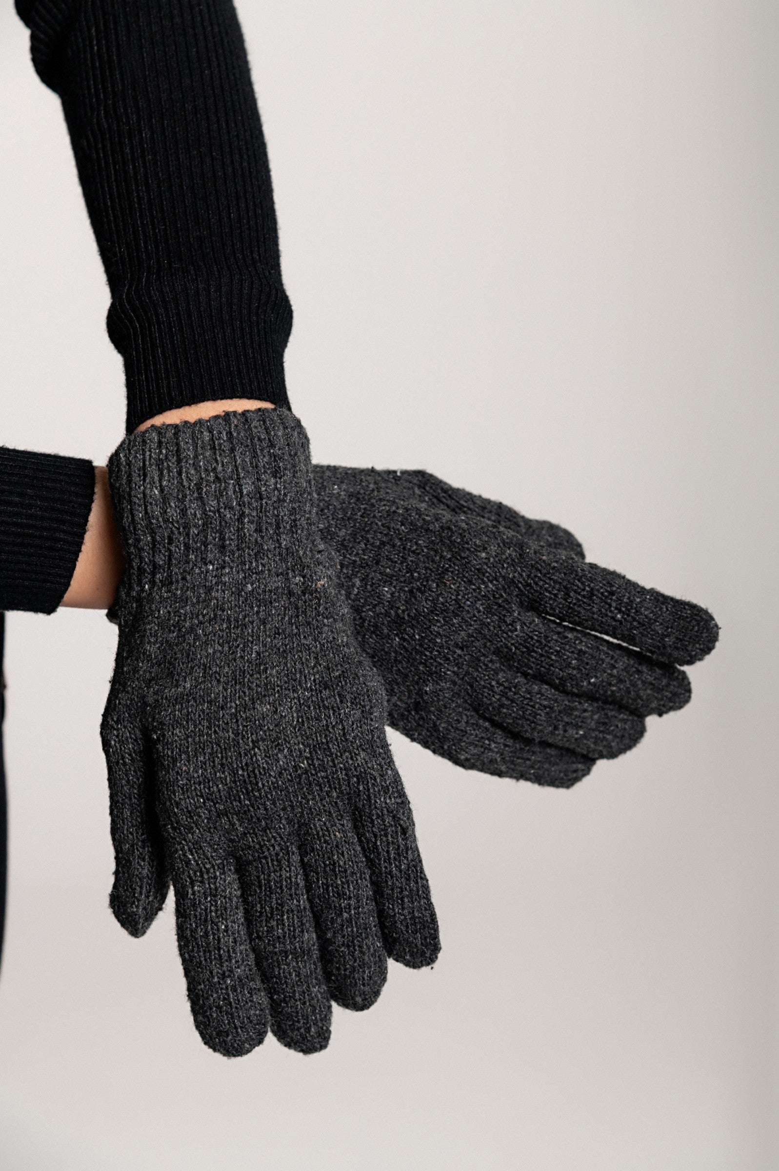 ROKAVICE KENTON gloves in dark grey, showcasing their soft texture and cuffed wrist design.