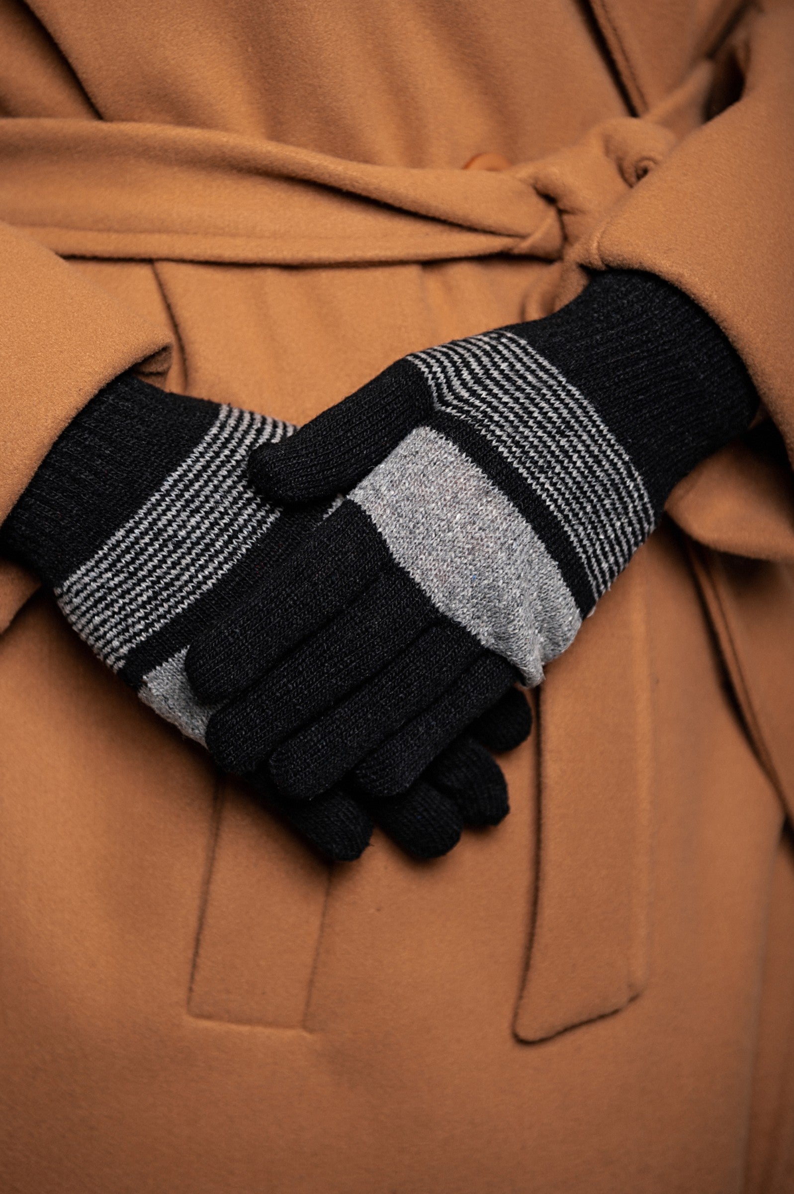 ROKAVICE MANUAL - ČRNA gloves in black, showcasing their soft texture and cuffed wrist design.