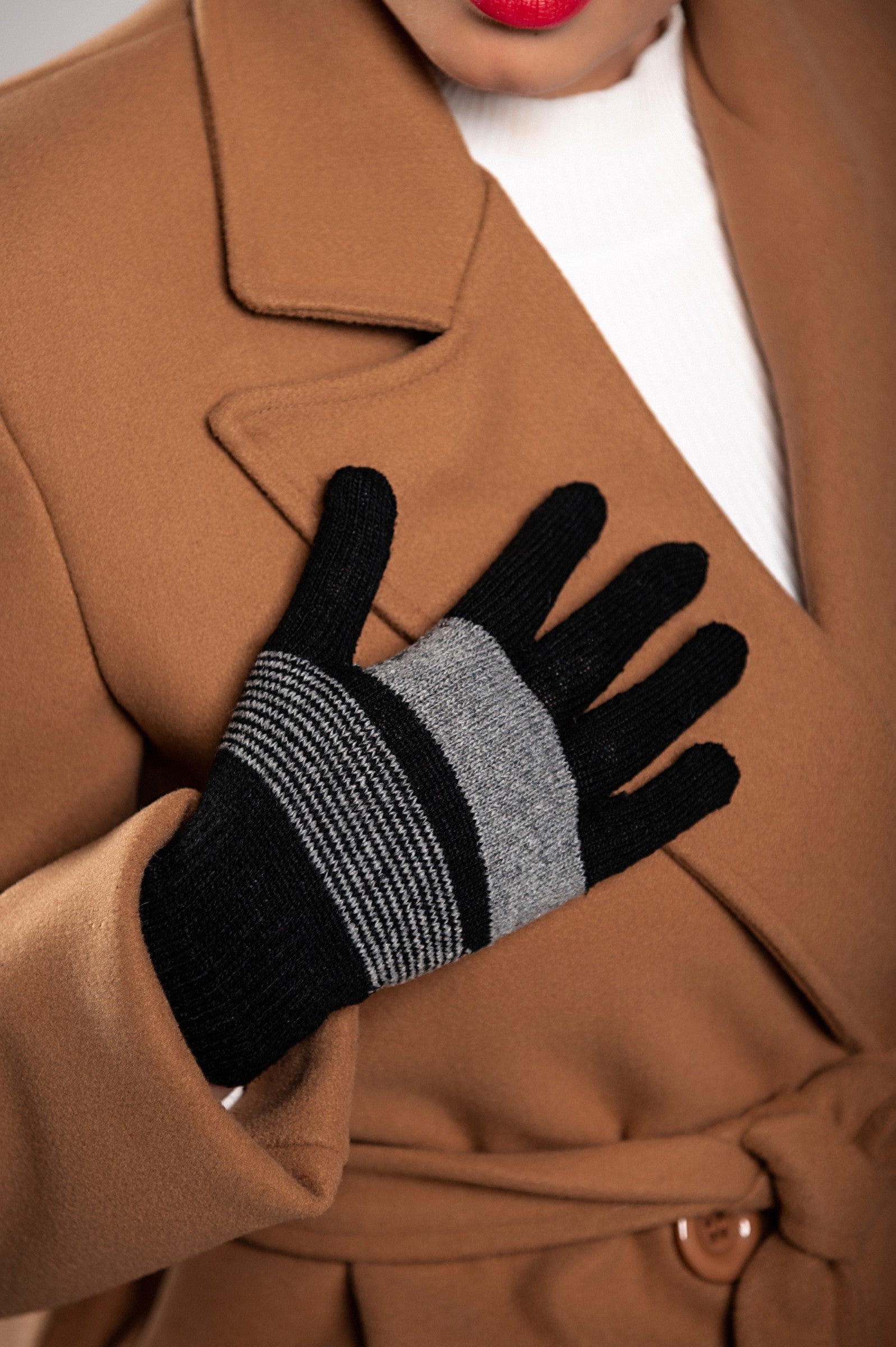 ROKAVICE MANUAL - ČRNA gloves in black, showcasing their soft texture and cuffed wrist design.