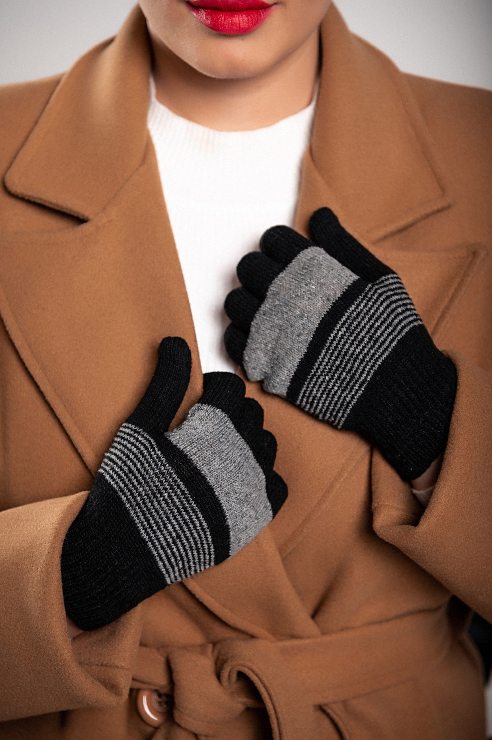 ROKAVICE MANUAL - ČRNA gloves in black, showcasing their soft texture and cuffed wrist design.