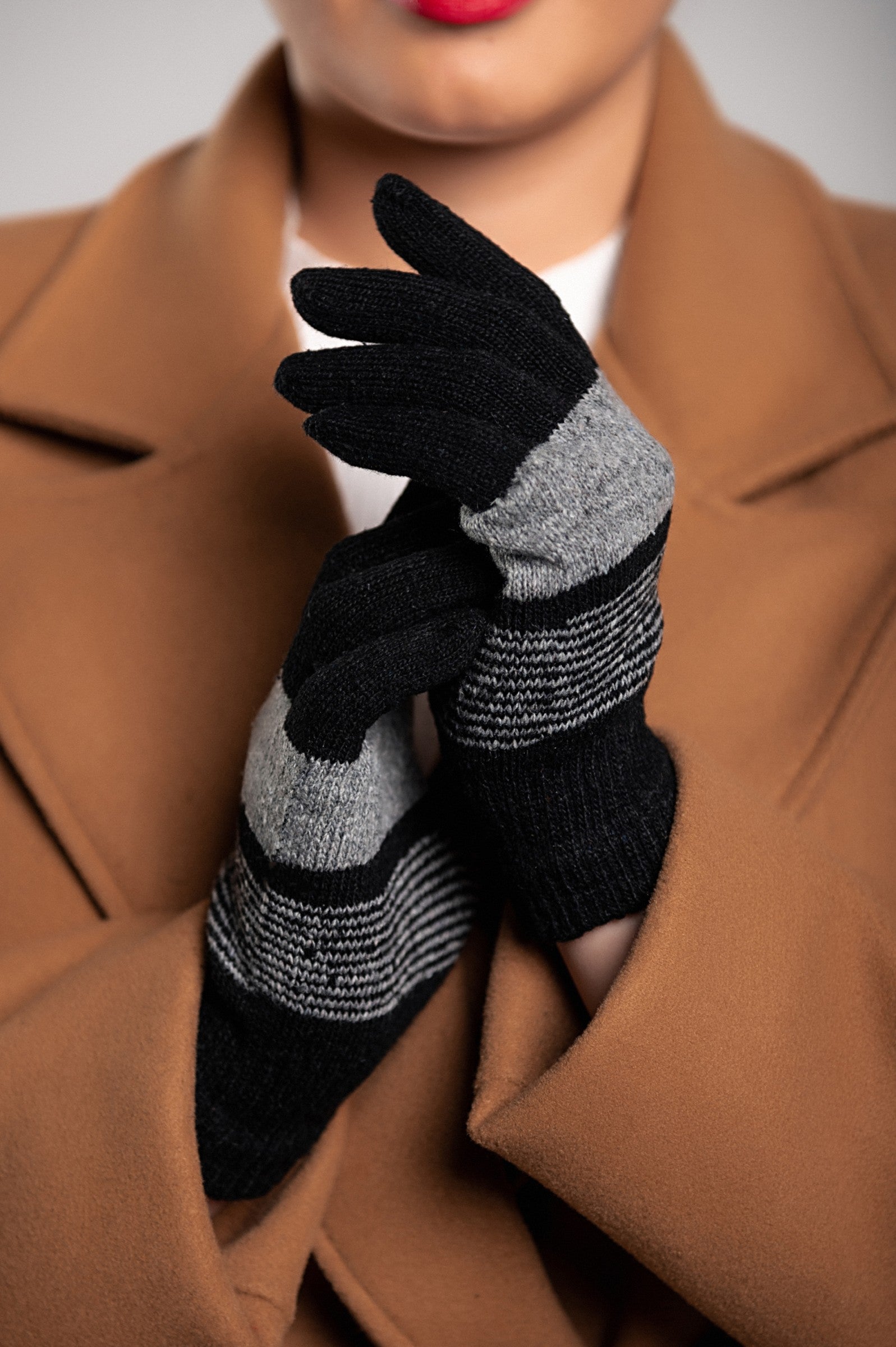 ROKAVICE MANUAL - ČRNA gloves in black, showcasing their soft texture and cuffed wrist design.