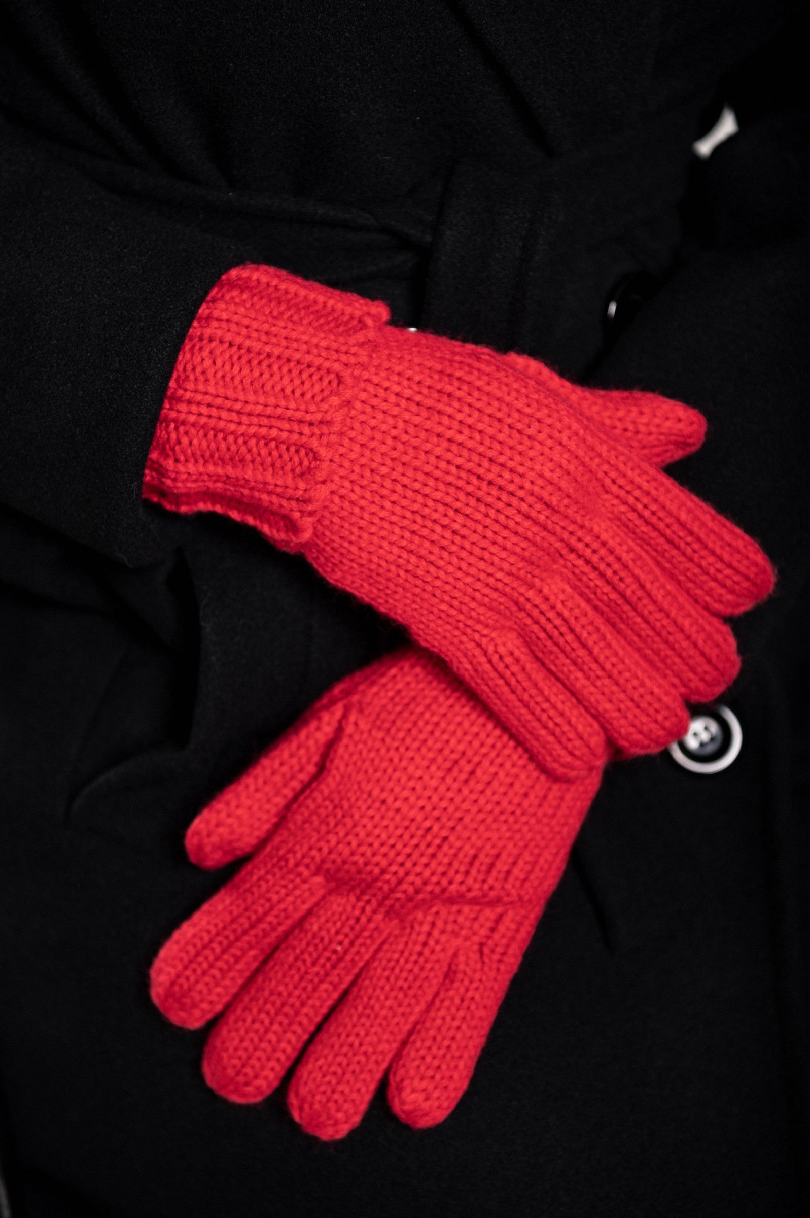 ROKAVICE ROBYN - RDEČA, beautifully knitted red gloves with a wide cuff, perfect for winter fashion.