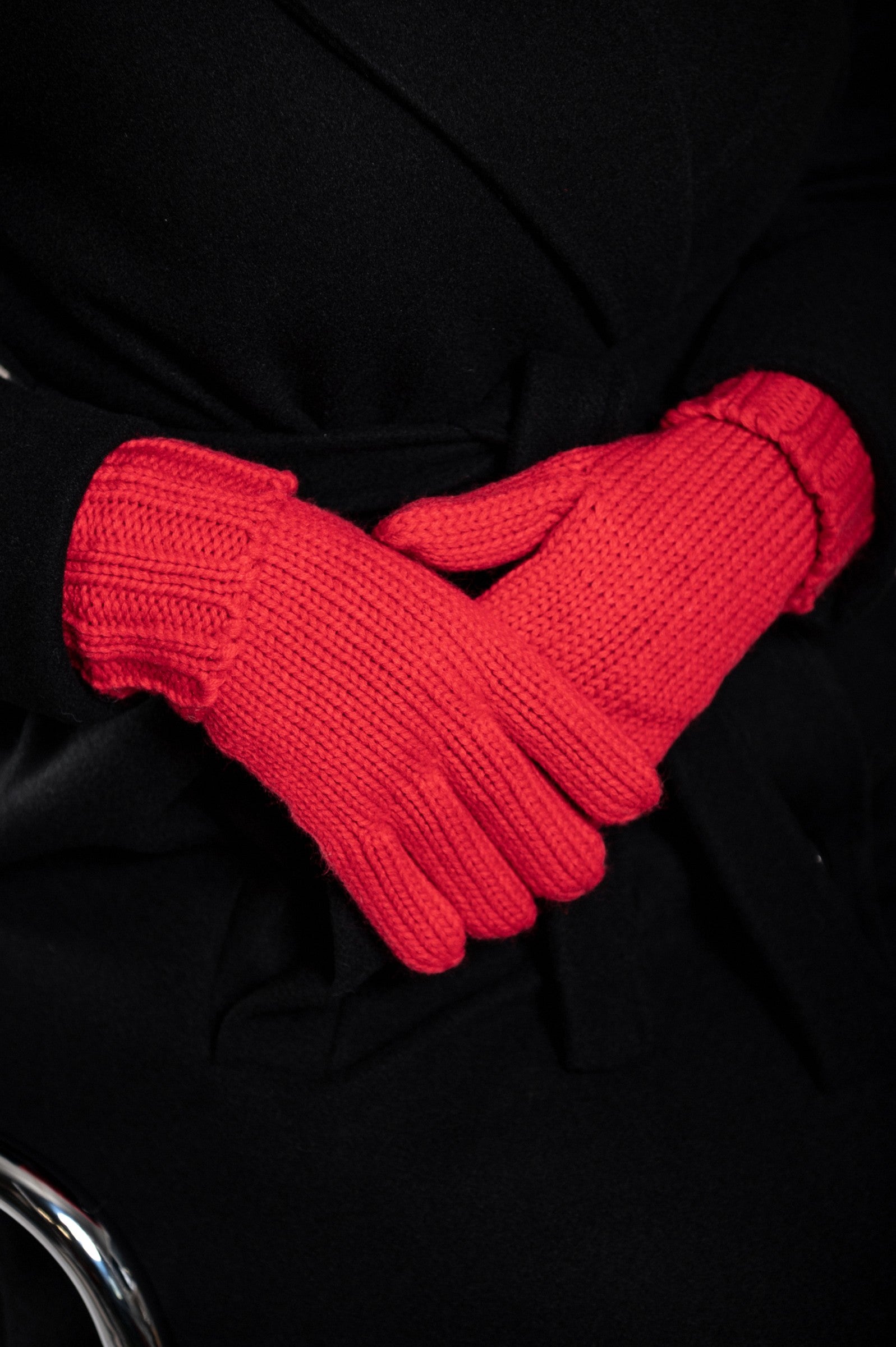 ROKAVICE ROBYN - RDEČA, beautifully knitted red gloves with a wide cuff, perfect for winter fashion.