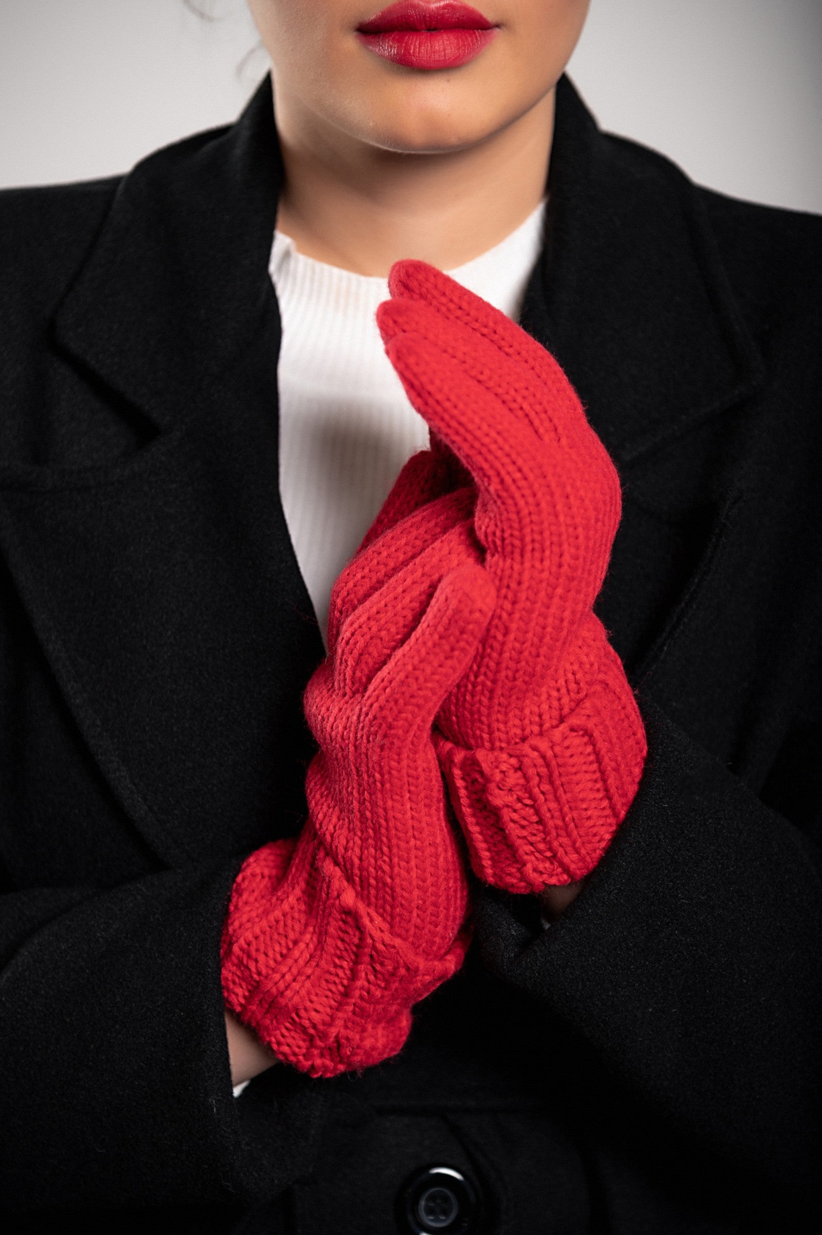 ROKAVICE ROBYN - RDEČA, beautifully knitted red gloves with a wide cuff, perfect for winter fashion.