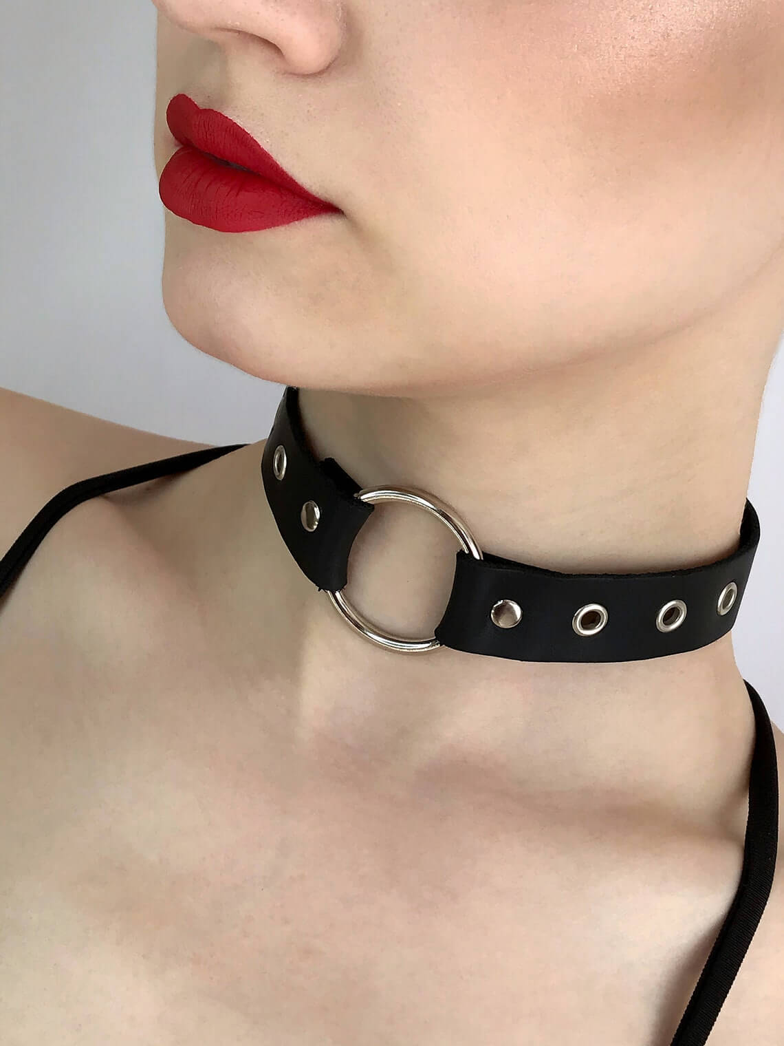 A stylish handmade leather Sexy Circle Choker with an adjustable length, featuring a chic circular design.