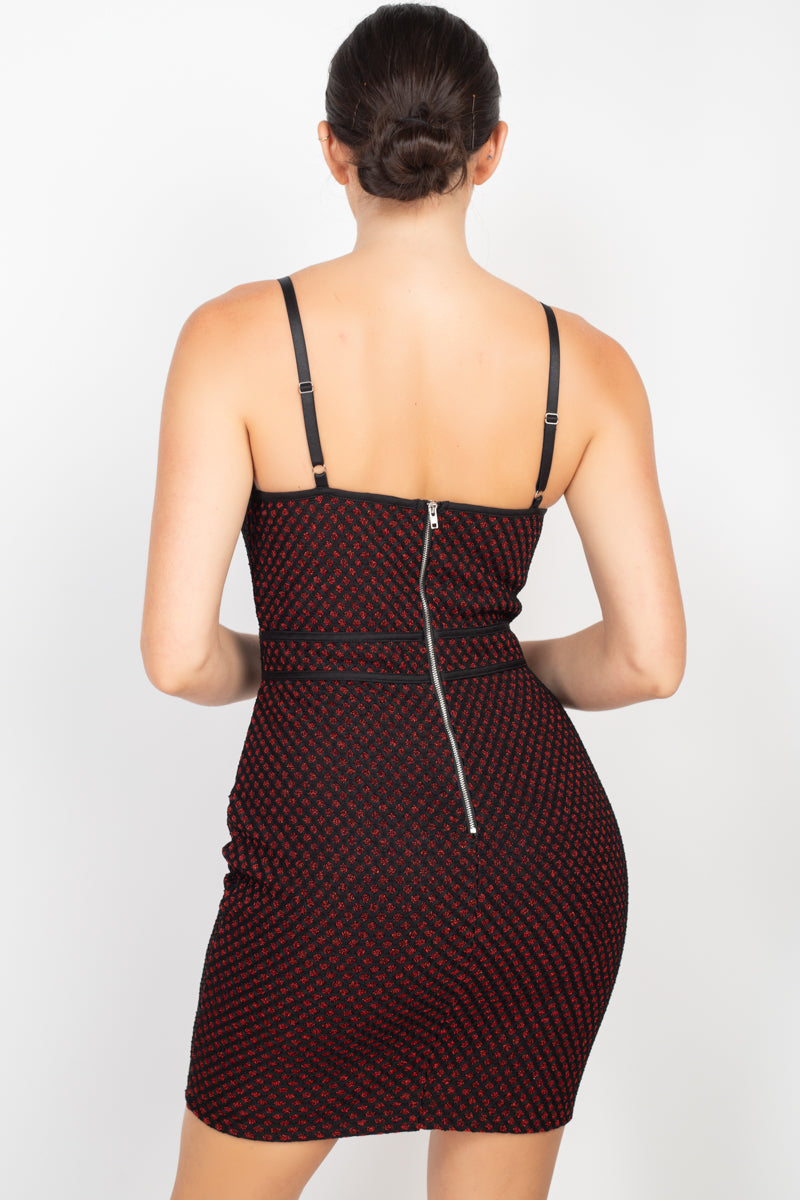 A stylish sleeveless bodycon dress featuring a honeycomb design, sweetheart neckline, and adjustable straps, available in black and red.