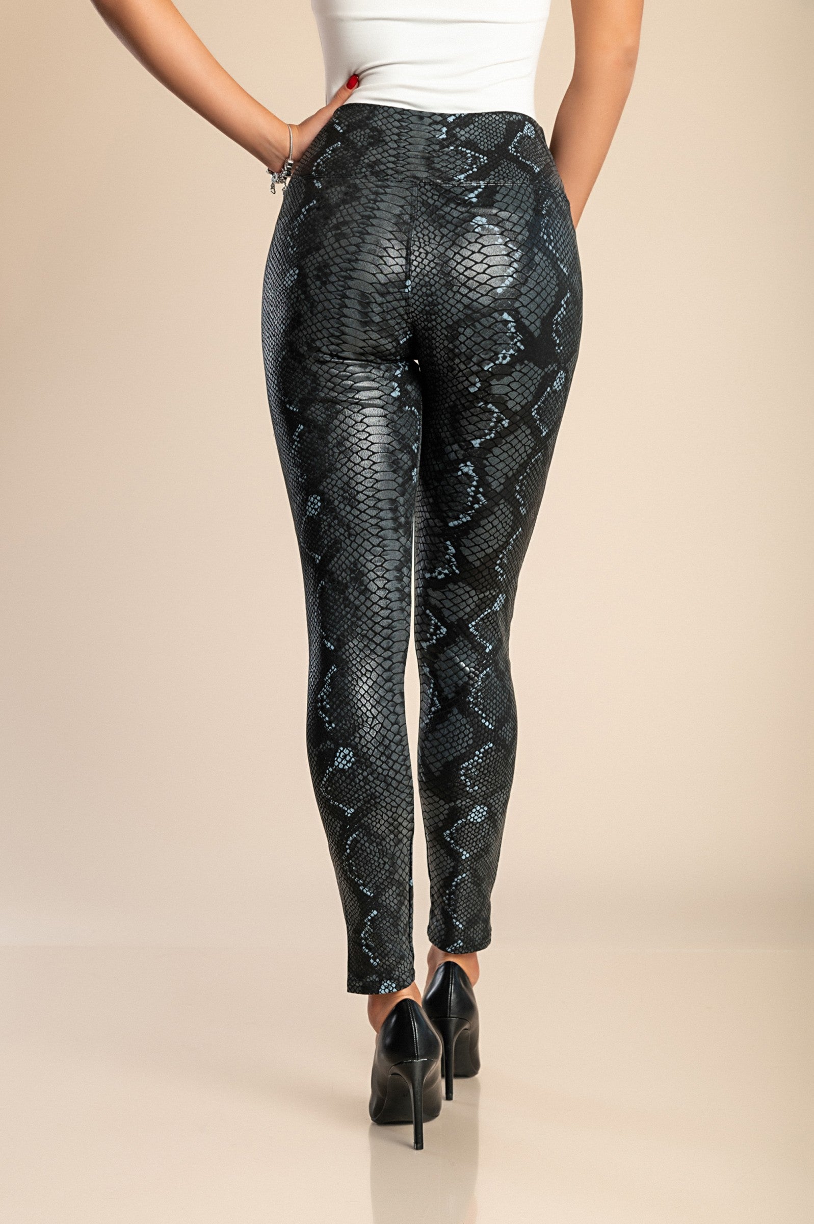 Black snakeskin print fashion leggings with high waist and padded design, made from warm elastic fabric.