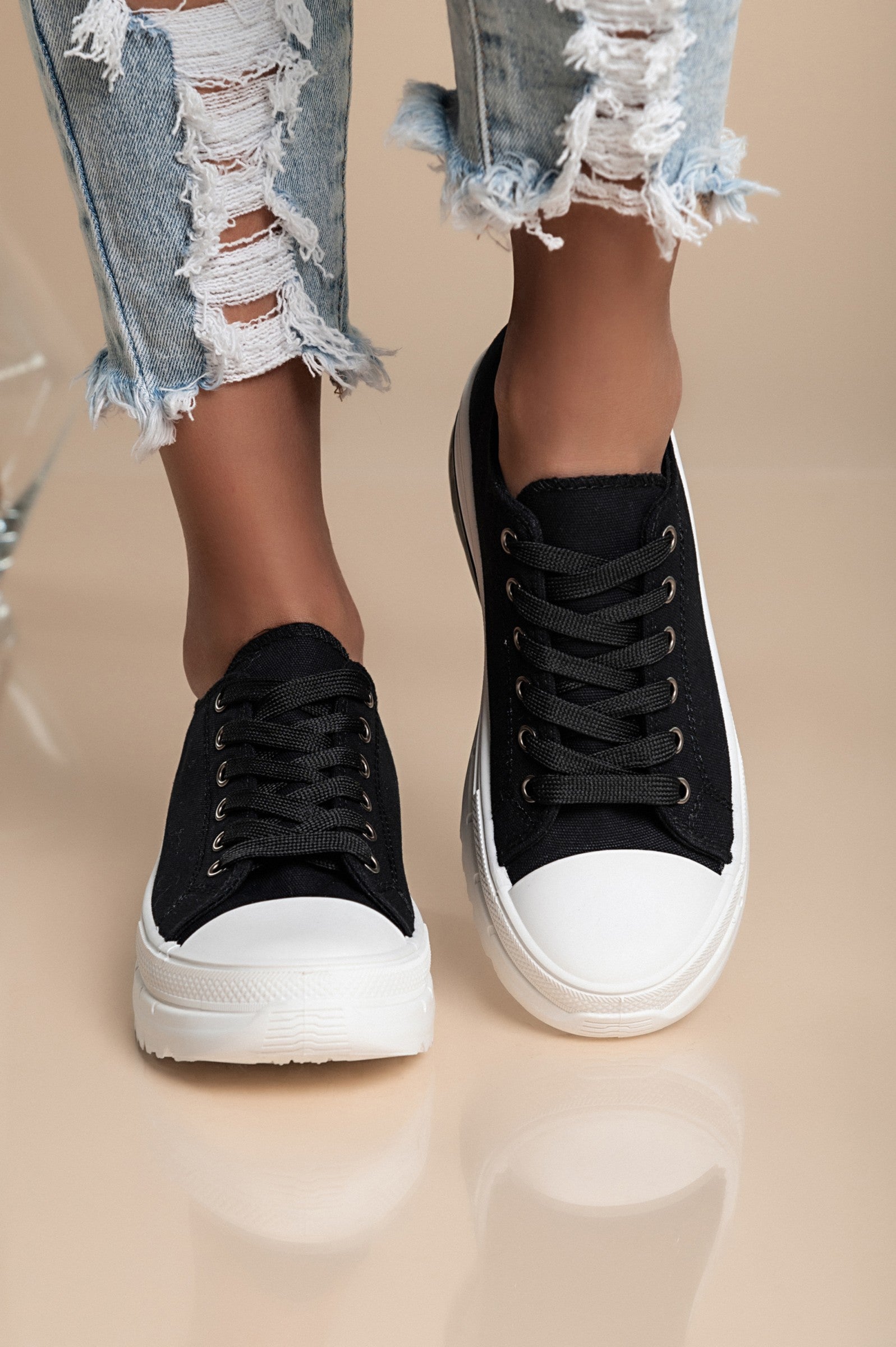 Stylish black sneakers with a raised sole, featuring a round toe and lace-up design, perfect for casual wear.