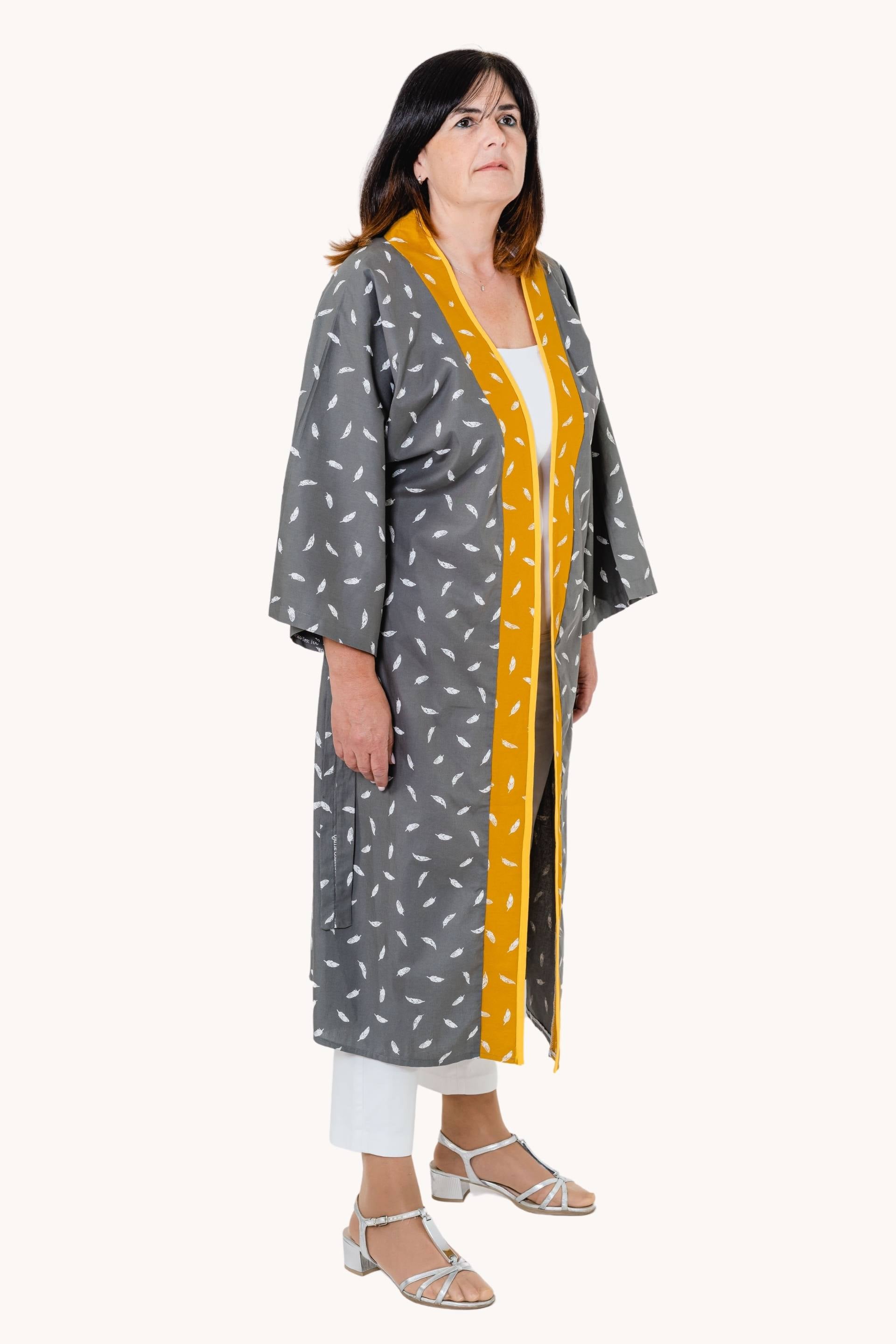 Steindachneri long kimono featuring leaf motifs in two cotton fabrics, elegantly draped.