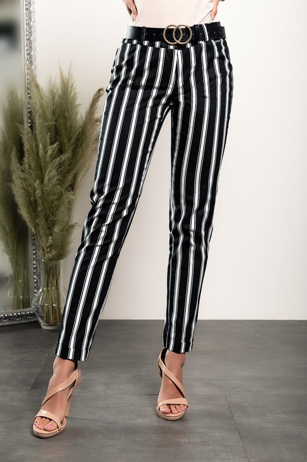 Stripe Print Smart Skinny Pants Amoretta in Black, showcasing elegant design and slim fit.