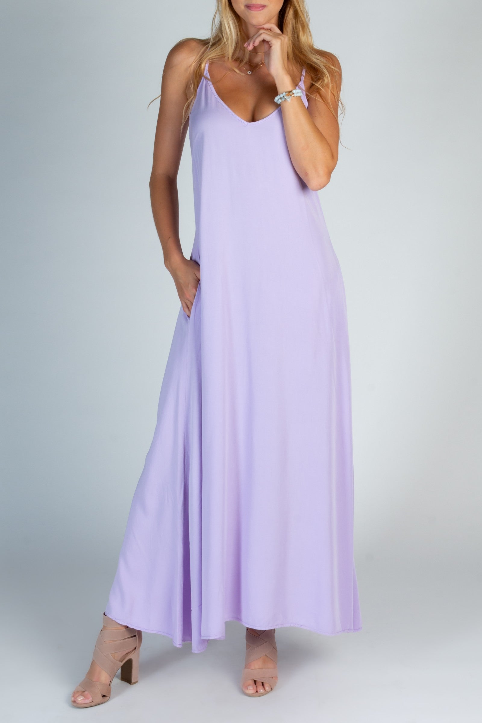 Yasmine Summer Maxi Dress in Lila, showcasing deep V-neckline and side pockets, made from high-quality viscose.