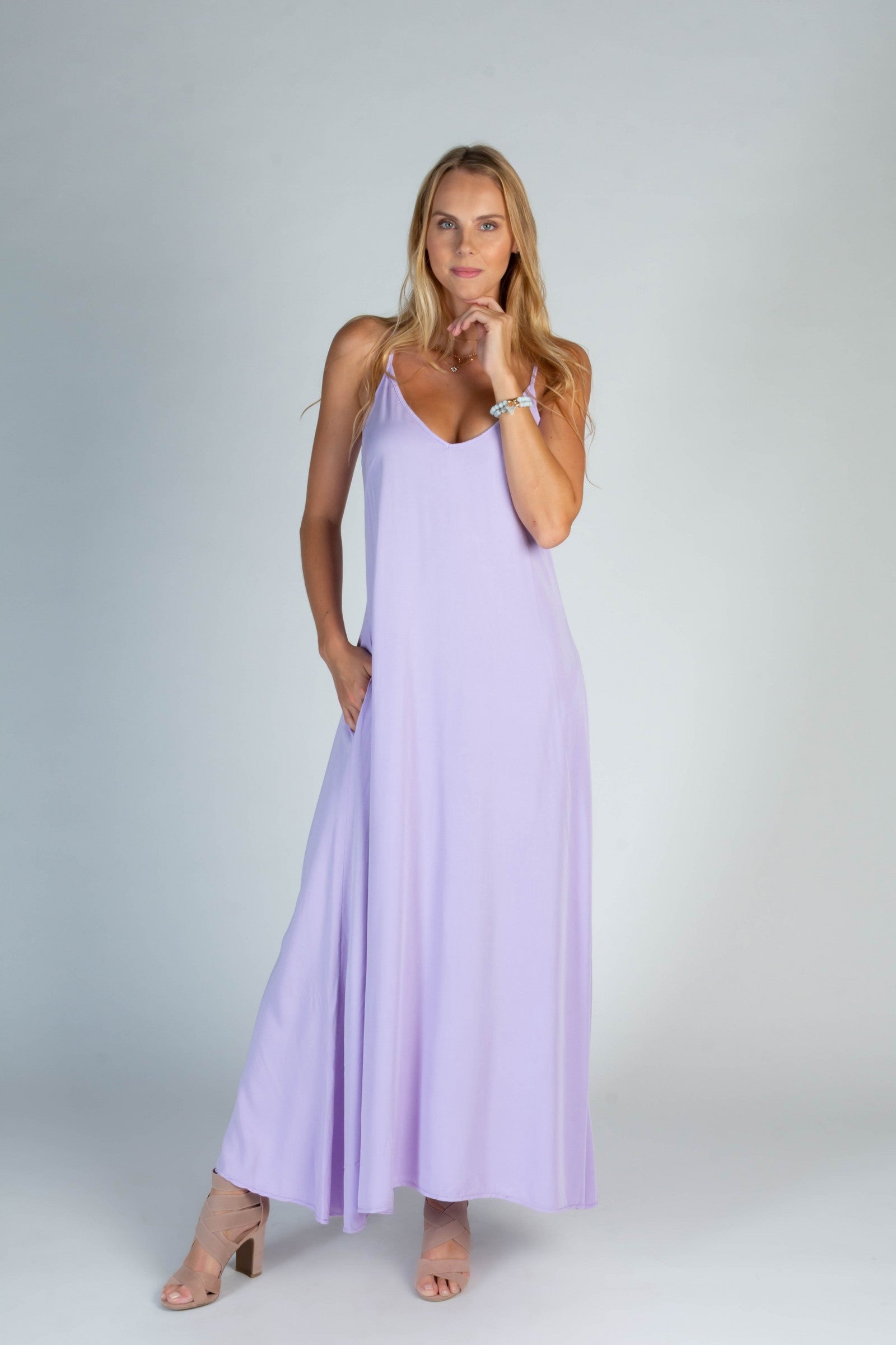 Yasmine Summer Maxi Dress in Lila, showcasing deep V-neckline and side pockets, made from high-quality viscose.