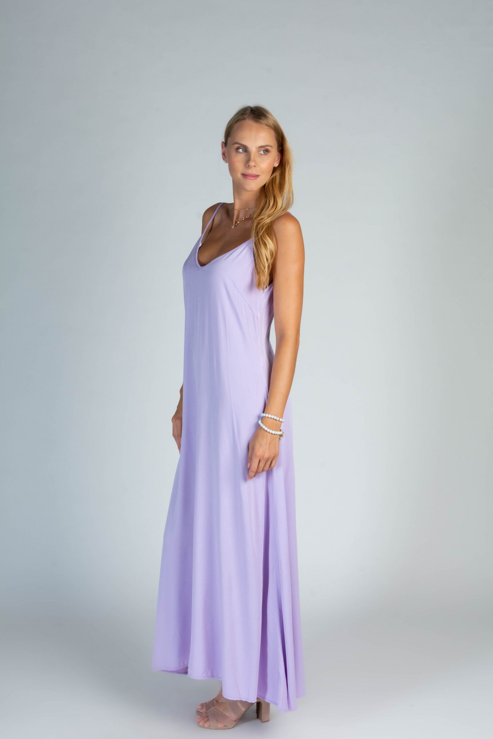 Yasmine Summer Maxi Dress in Lila, showcasing deep V-neckline and side pockets, made from high-quality viscose.